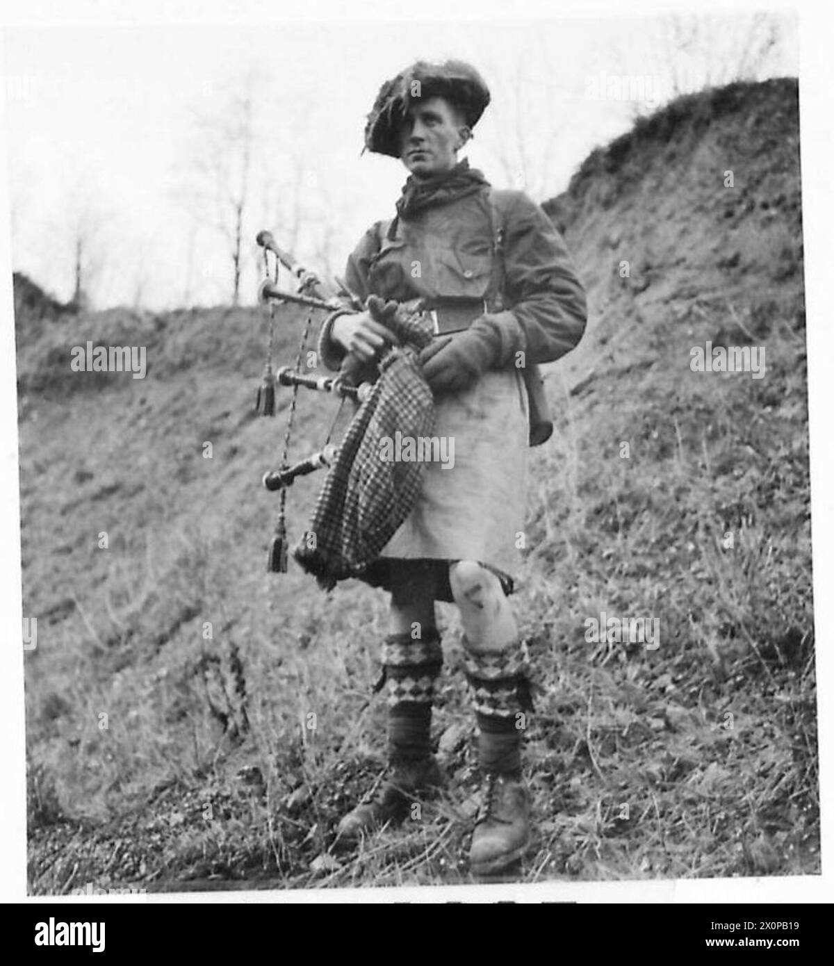 Fotografisches negativ, das Piper G.J. Ford vom 4. Bataillon King's Own Borderers in Ausbildung zeigt, was den militärischen Unterricht und die zeremonielle Pflicht veranschaulicht. Stockfoto