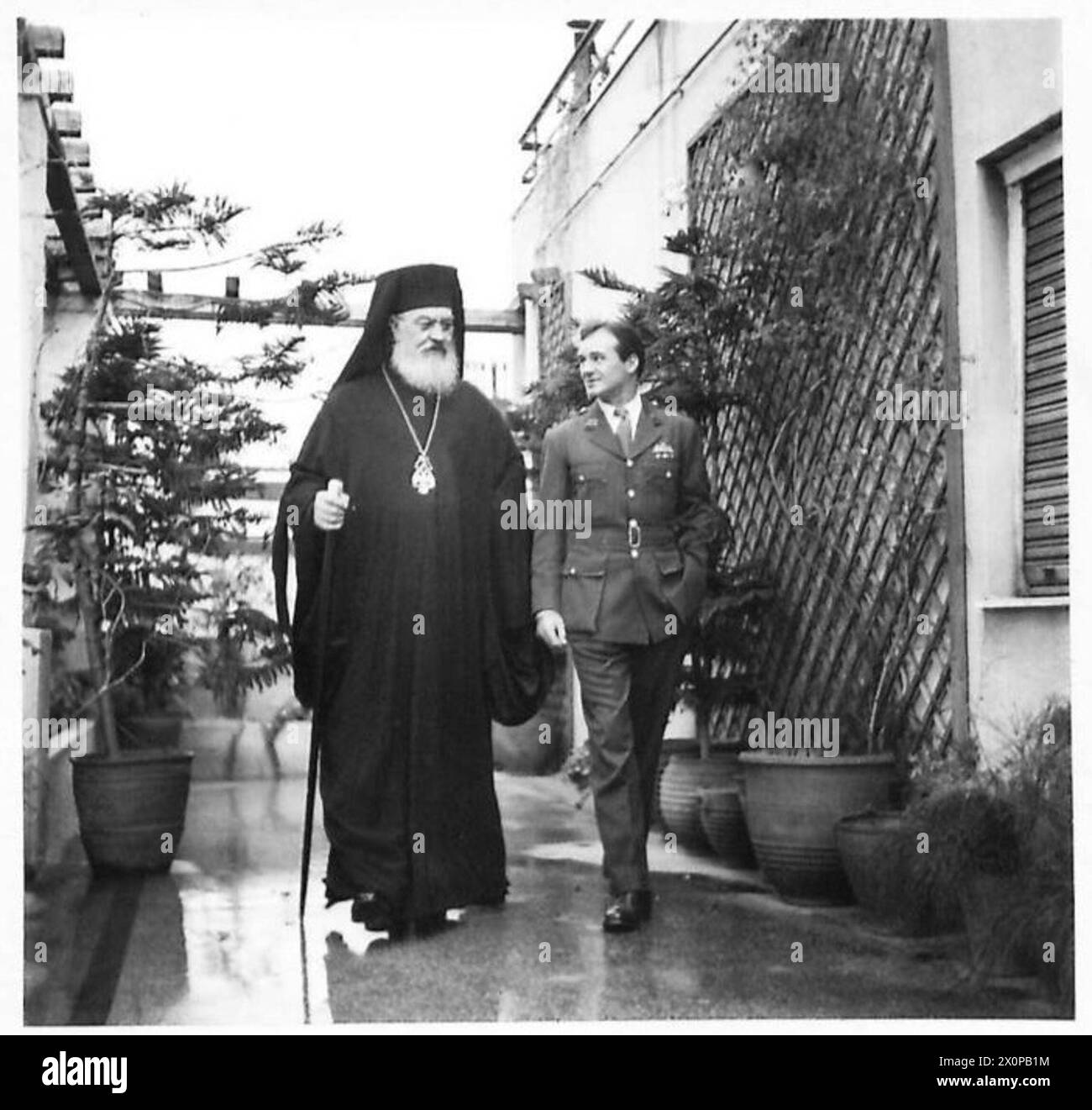 Foto, das Damaskinos, Erzbischof von Athen, mit seinem Dolmetscher Major Frank Macaskie zeigt, wie die kirchliche Führung und das offizielle Protokoll in Griechenland dargestellt werden. Stockfoto