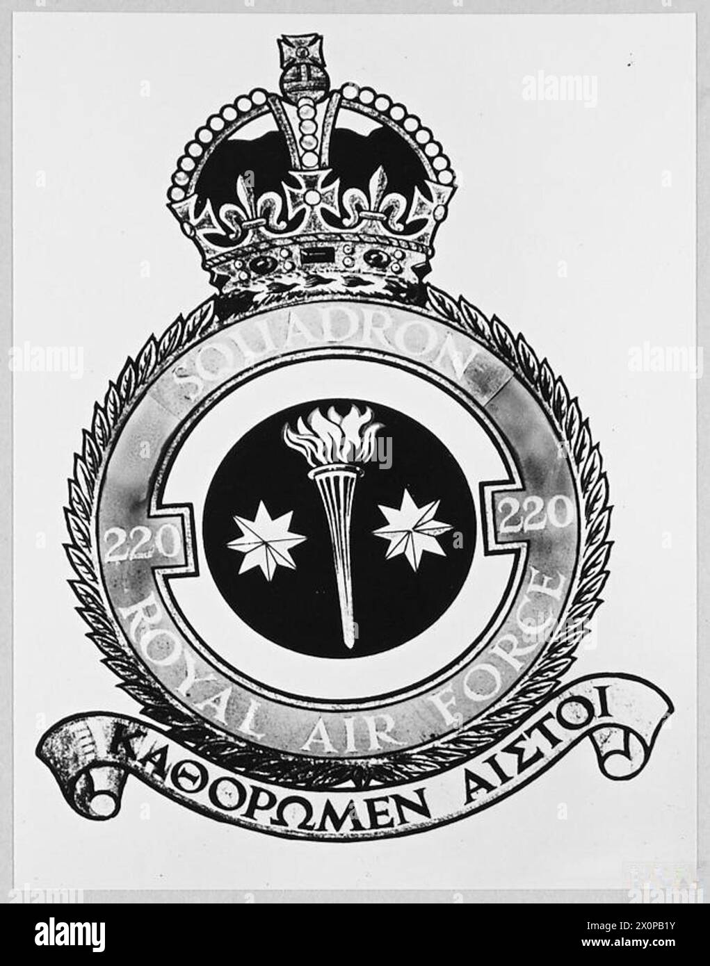 Die Wappen und Mottos der RAF-Geschwader sind zu sehen, darunter das Motto der No. 220 Squadron „We Look Down Unseen“ in griechischen Schriftzeichen. Stockfoto Die Wappen und Mottos der RAF-Geschwader sind zu sehen, darunter das Motto der No. 220 Squadron „We Look Down Unseen“ in griechischen Schriftzeichen. Stockfoto