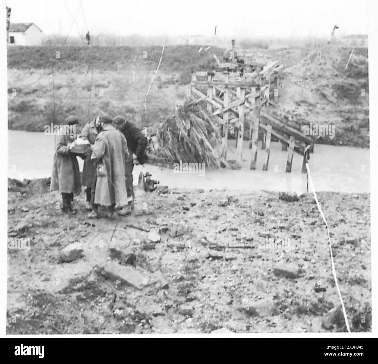 Die hölzerne deutsche Brücke konnte Überschwemmungen nicht standhalten, da die Porter Force der Achten Armee Operationen durchführte. Stockfoto