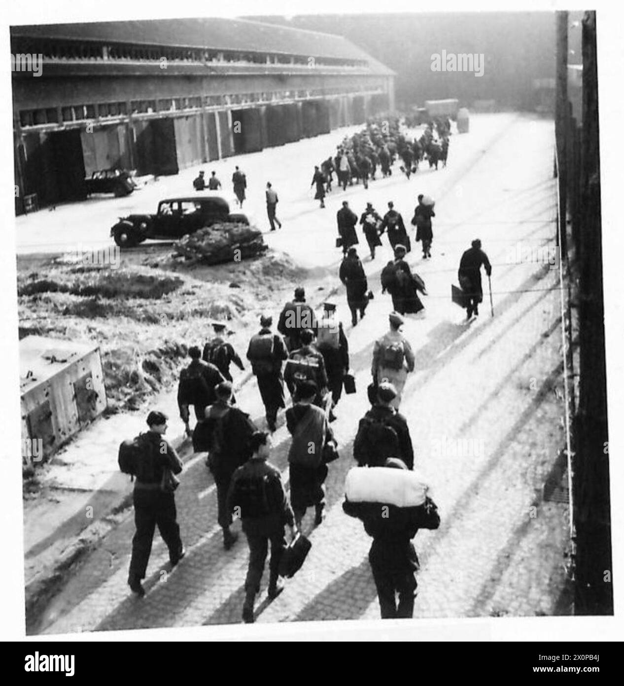 Britische Offiziere verlassen die Oflag 79 in Deutschland und markieren das Ende ihrer Zeit als Kriegsgefangene. Stockfoto