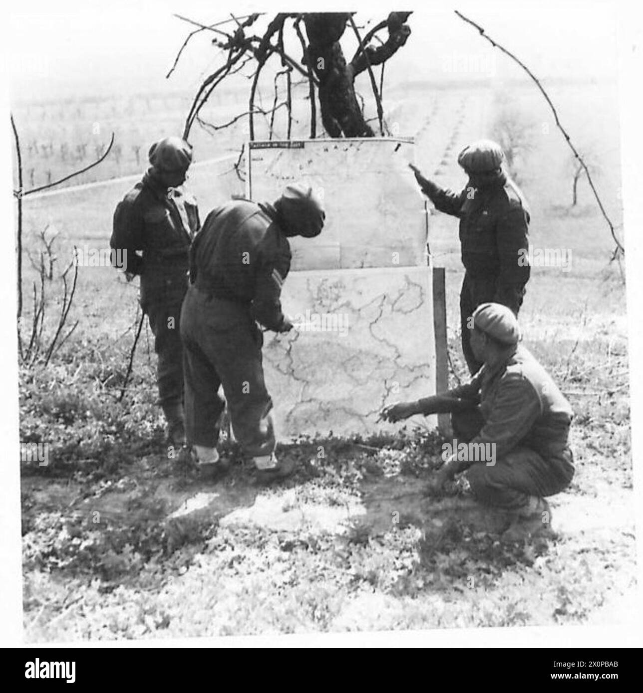 Foto, das einen Indianer Naik der Gurkhas zeigt, wo die Positionen auf einer Karte zu den Soldaten der 8. Armee dargestellt werden. Stockfoto