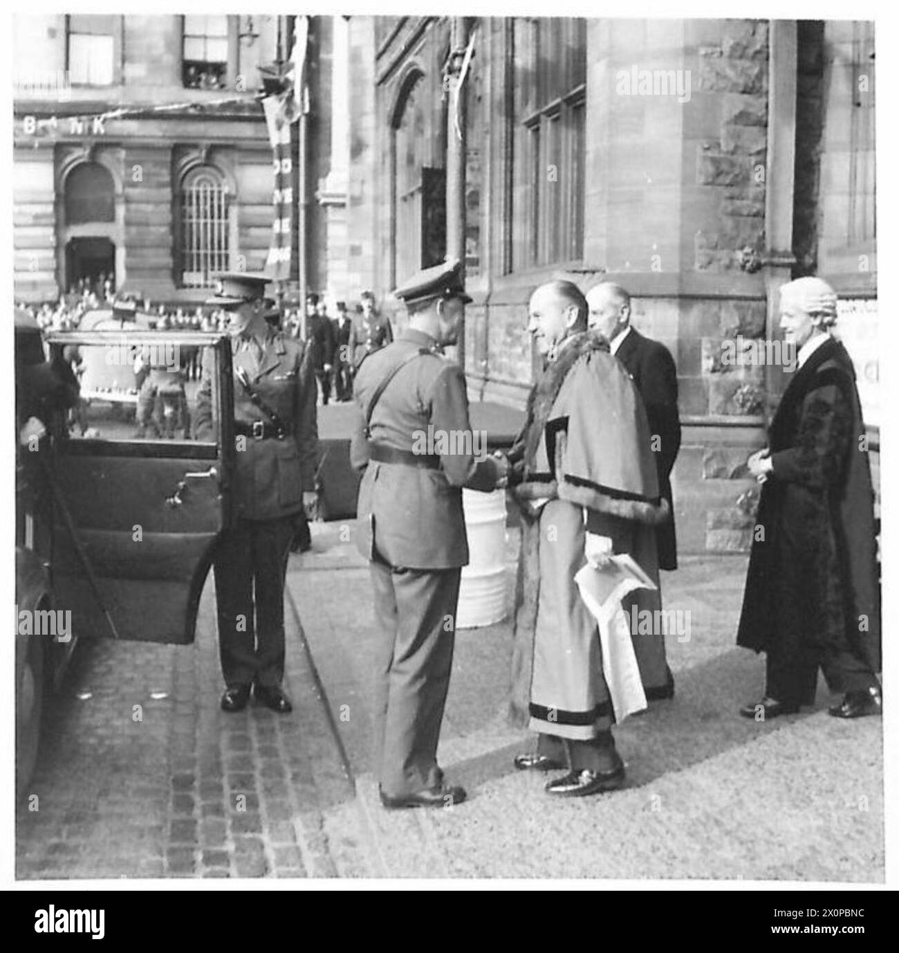 FELDMARSCHALL ALEXANDER & BROOKE BESUCHEN NORDIRLAND - Präsentation der Freiheit Londonderry. Fotografisches negativ, britische Armee Stockfoto