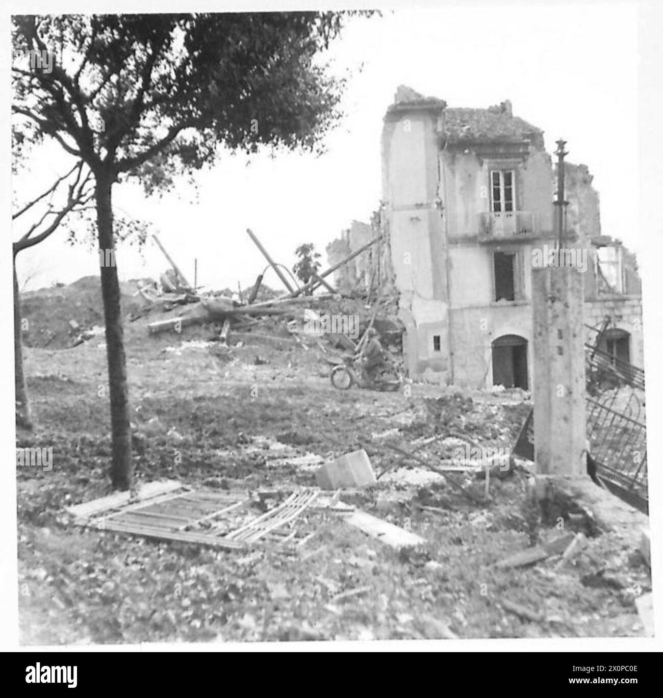 ITALIEN: ACHTE ARMYA-HOMMAGE AN DIE D.R.s. - das Schild sagte nur "Ablenkung", aber das bedeutet es für ein fotografisches negativ der D.R. , britische Armee Stockfoto