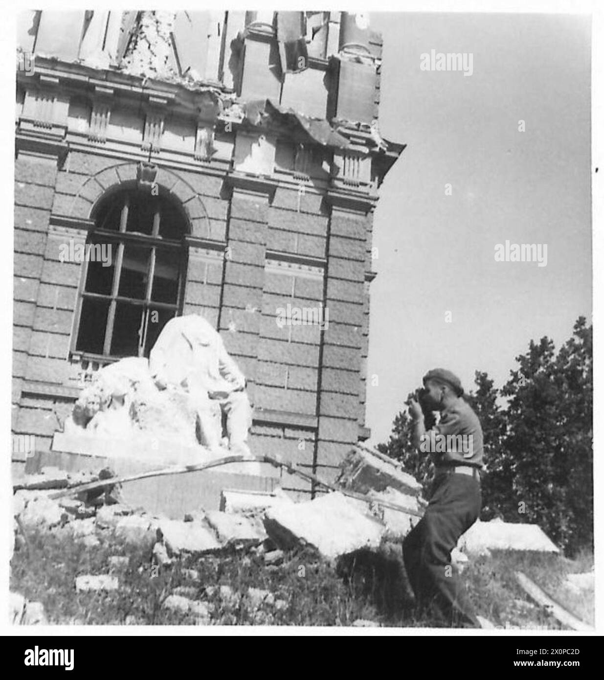 WIEN HEUTE: Ein britischer Soldat fotografiert eine mit Bomben versehene Statue des Museums in Wien. Fotografisches negativ, britische Armee Stockfoto