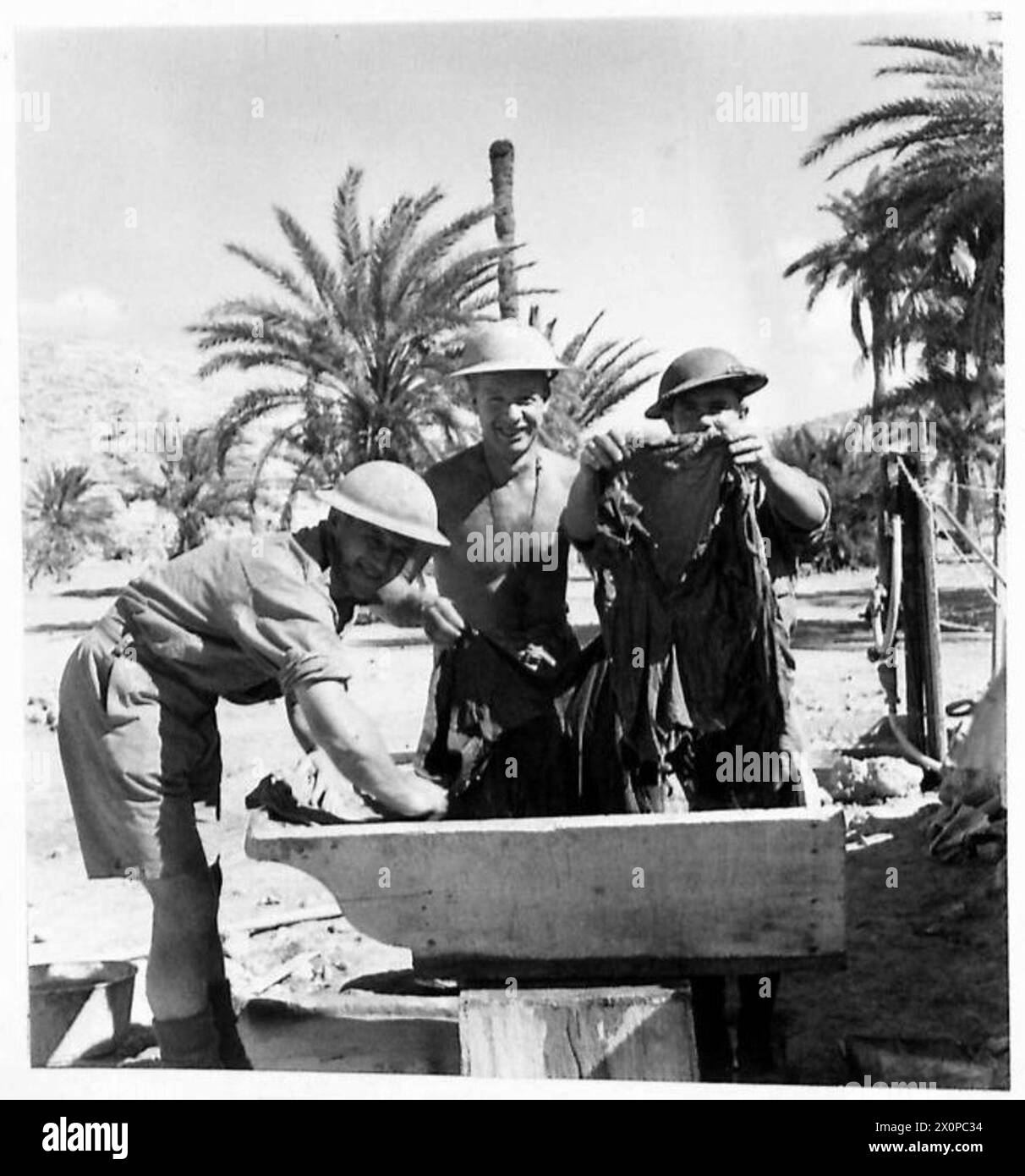 Die Truppen waschen ihre Kleidung während eines normalen Wäschetages. Stockfoto