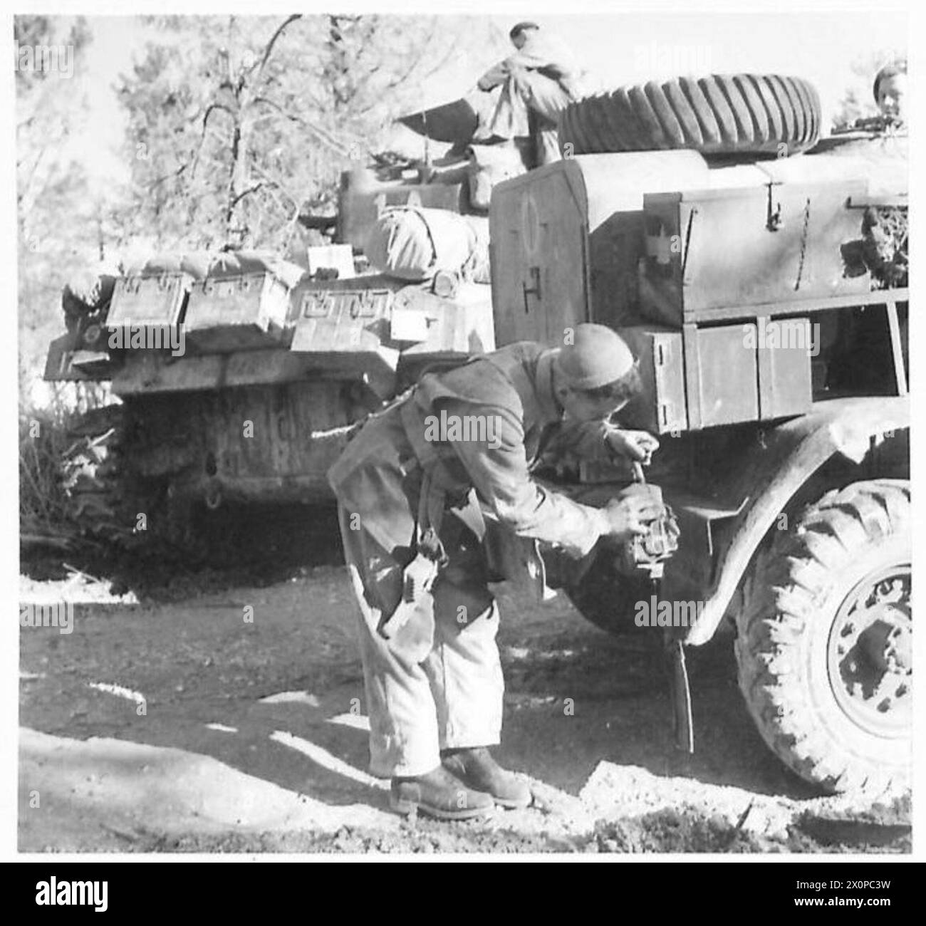 ITALIEN: 8. ARMYTHE LEBEN Eines PANZERMANNES - Sgt. Charette füllt seine Wasserflasche aus dem Wasserwagen. Acht Liter Wasser werden in Reserve im Tank transportiert, außerdem in Wasserflaschen. Fotografisches negativ, britische Armee Stockfoto