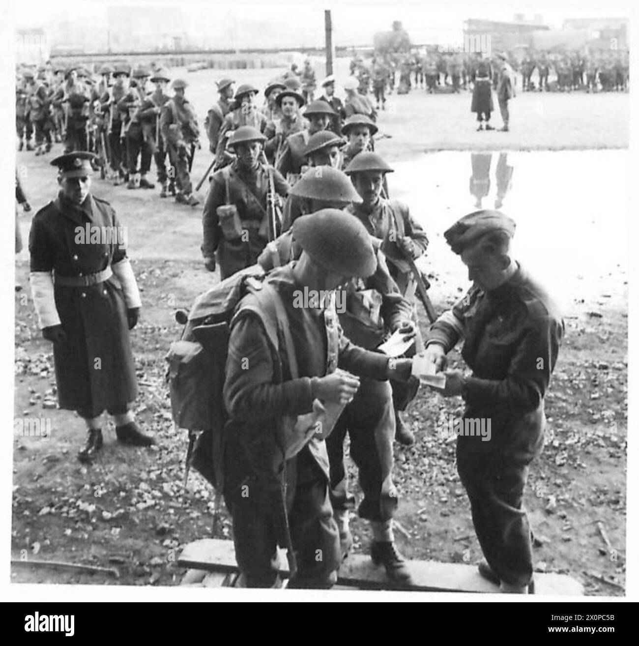 Die Schotten reichen die Einschiffungskarten ein, bevor sie mit der Fünften Armee eine neue Landung der Alliierten in Italien antreten. Stockfoto
