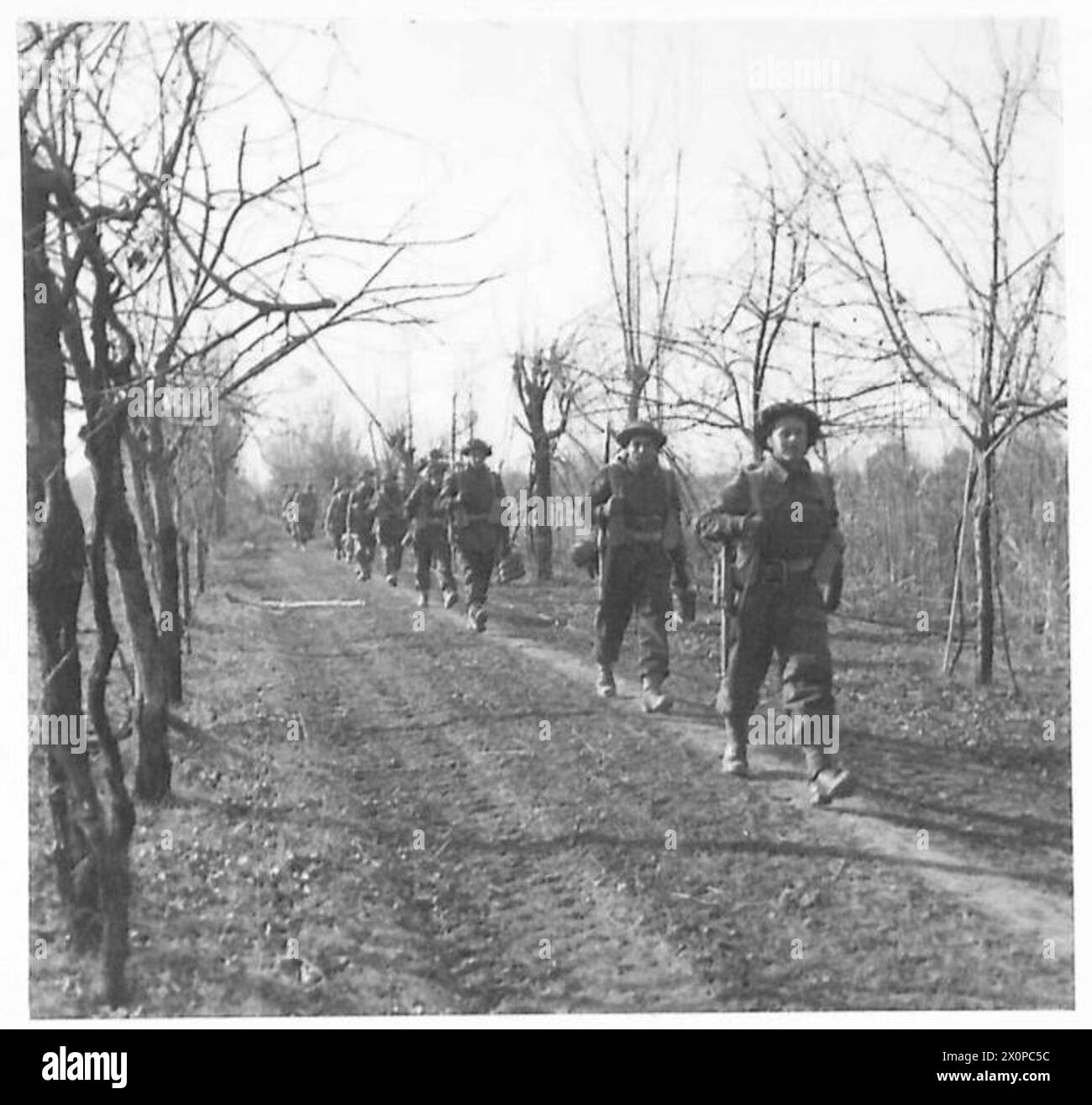Infanteristen der 1st London Irish Rifles rücken während der Kämpfe nordöstlich von Faenza in Italien vor. Stockfoto