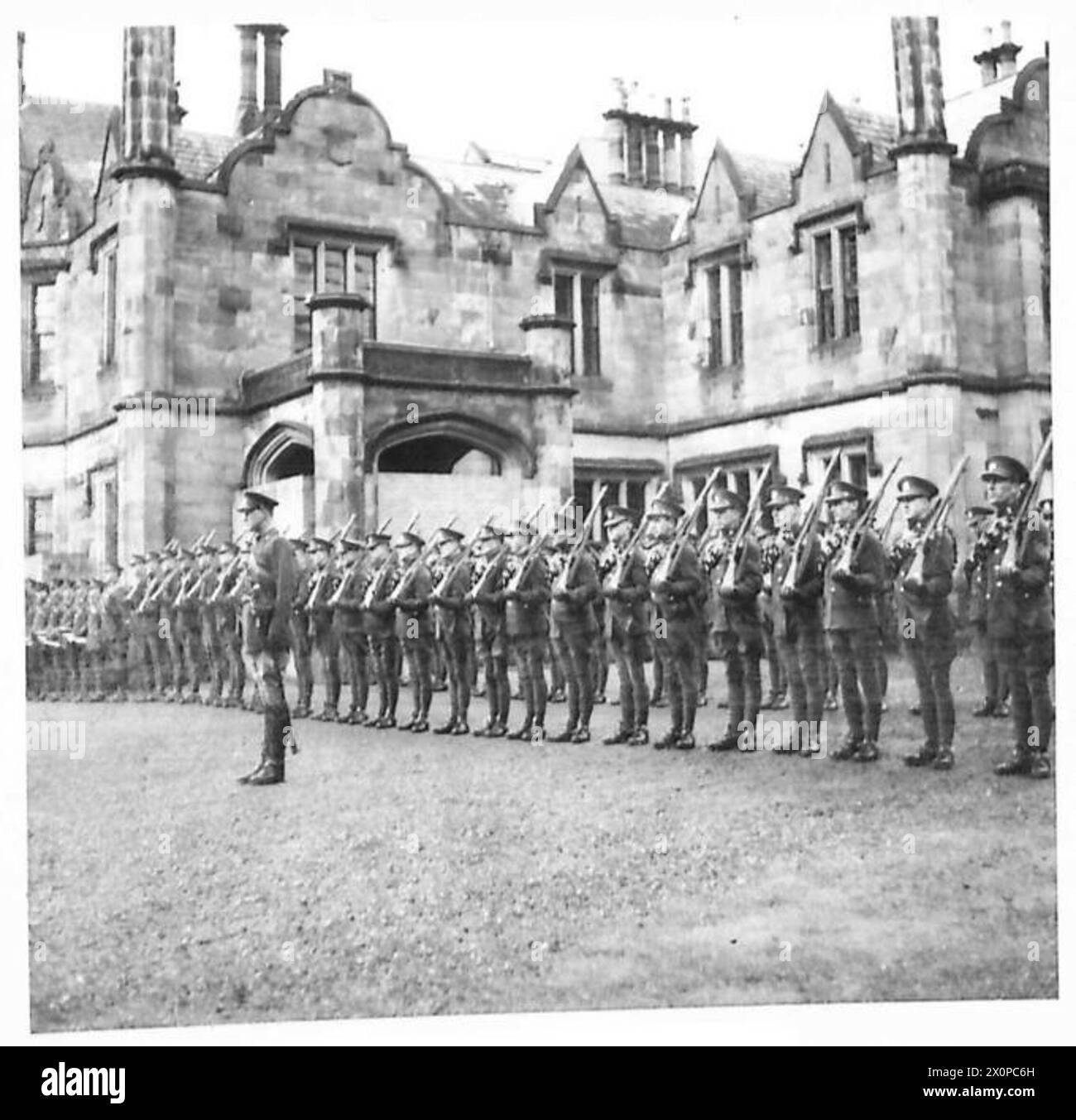 Die Ehrengarde des 3. Kavallerie-Trainings-Regiments steht während des Besuchs von General Marian Kukiel im schottischen Kommandohauptquartier in Edinburgh am 26. November 1940 auf dem Vormarsch. Stockfoto