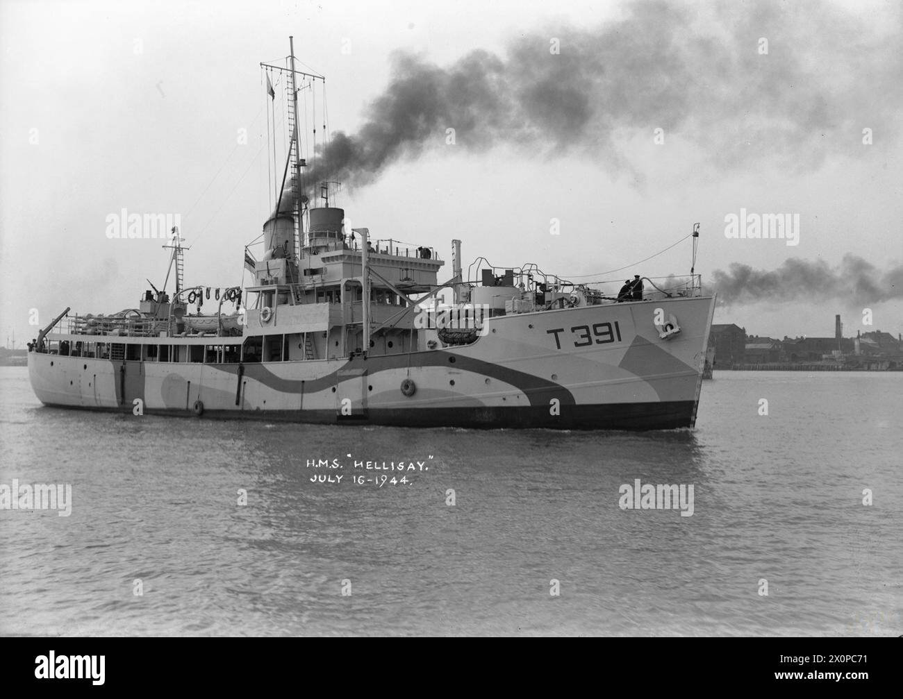 Die HMT Hellisay ist in Küstengewässern unterwegs und dient als Handelsschiff für Fracht und Personal. Stockfoto