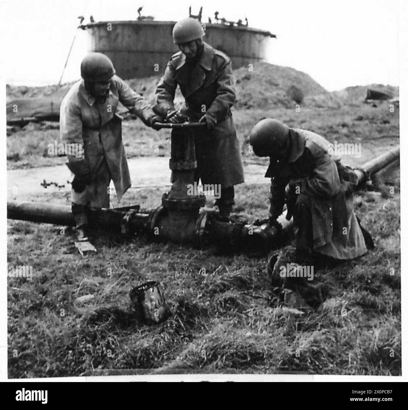 Foto: Sgt. Gillespie, J. Sgt. Edwards H.C.F., und 2. Lieutenant E. Bernard, die eine gewerkschaft in Boulogne inspizieren. Das Bild ist ein fotografisches negativ der britischen Armee. Stockfoto