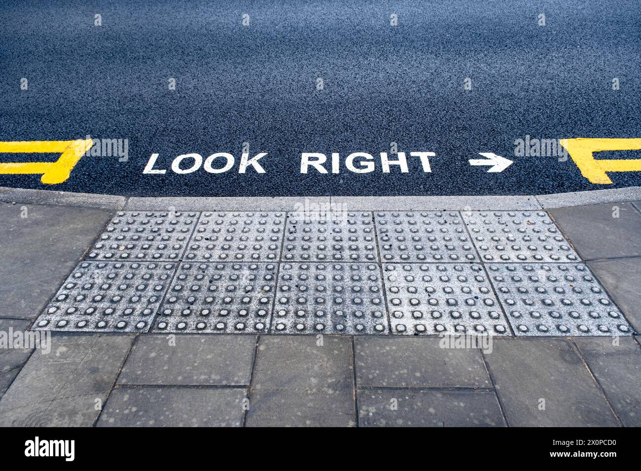 Sehen Sie beim Überqueren der Straße rechts, Verkehrsinformationen für Fußgänger auf Asphalt gemalt UK Stockfoto