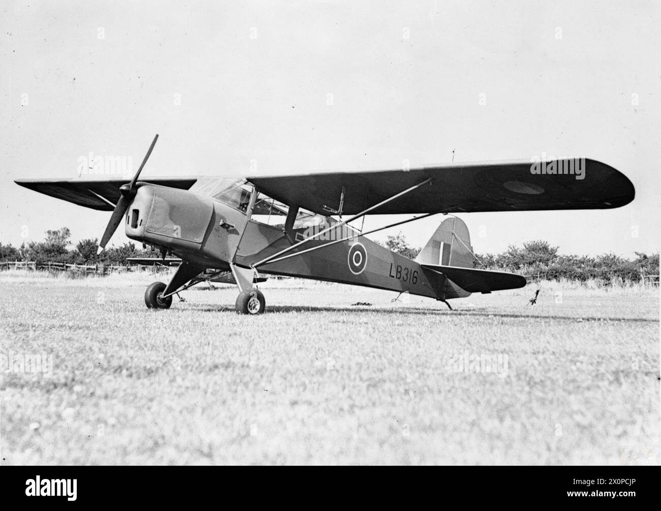 FLUGZEUGE DER ROYAL AIR FORCE 1939–1945: TAYLORCRAFT AUSTER. - Taylorcraft Auster AOP Mark I, LB316, in der Taylorcraft Auster Produktionsanlage in Rearsby, Leicestershire. LB316 hatte eine lange Dienstkarriere bei den Squadrons 654, 652 und 656 RAF, der Operational Training Unit 43 und der Elementary Fying Training School 22, bevor er im April 1945 zu einem Lehrflugzeug umgebaut wurde Stockfoto