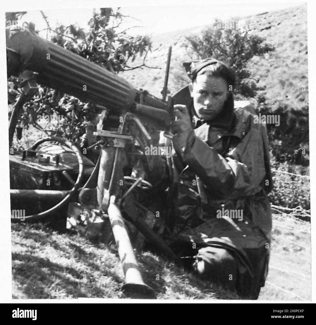 Ein Soldat, der einen feindlichen Maschinenschützer während einer falschen Invasionsübung der britischen Armee darstellt. Stockfoto