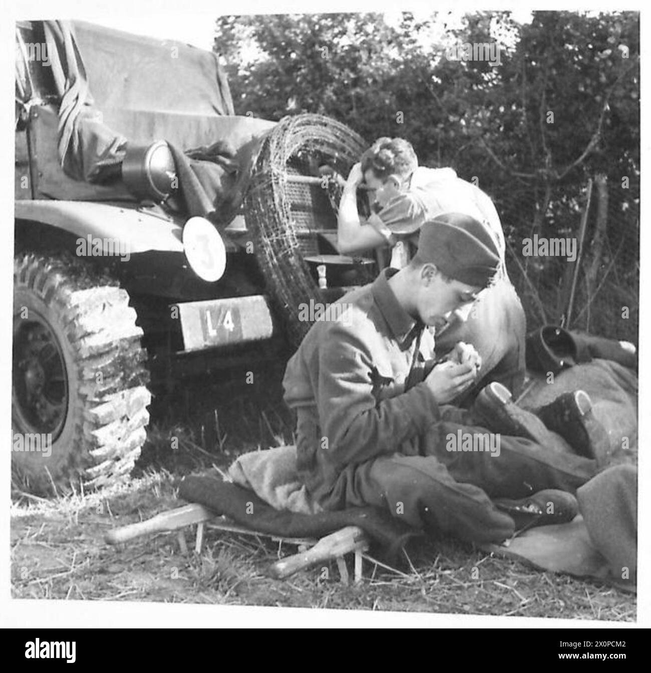 Französischsprachige kanadische Soldaten halten während einer militärischen Übung vorübergehend inne. Stockfoto