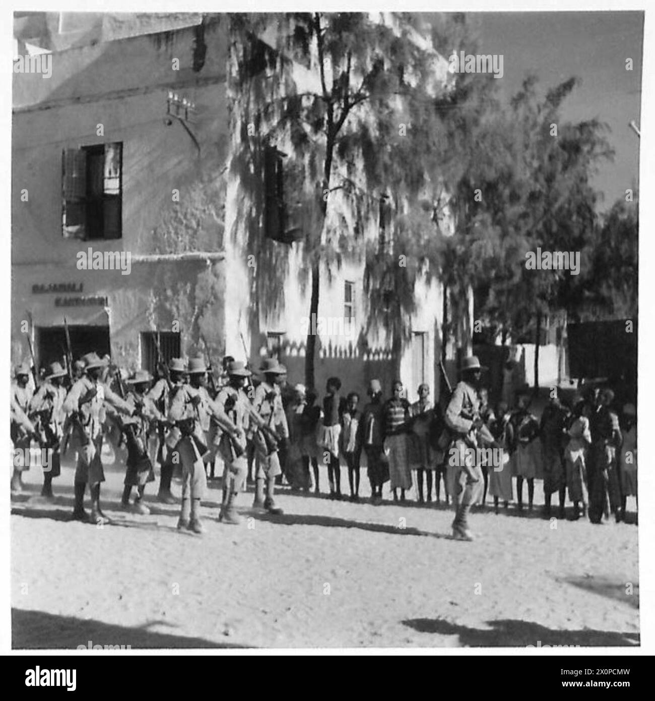 Truppen der Gold Coast Brigade marschieren durch die Stadt Kismayu während der britischen Besetzung Italiens Somaliland. Fotografisches negativ, britische Armee. Stockfoto