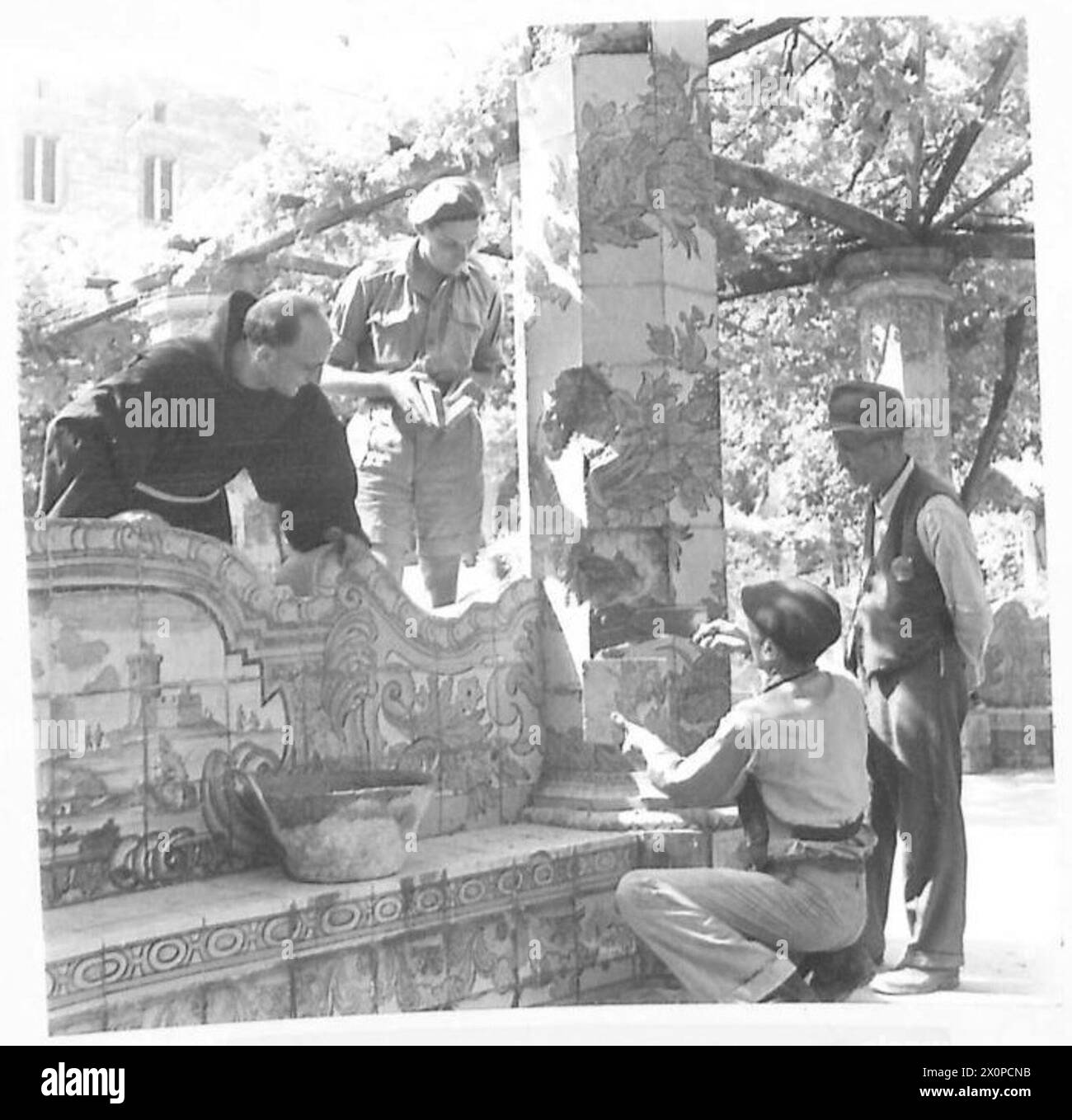 Im Kreuzgang von Santa Chiara, Italien, werden die beschädigten Fliesen restauriert, wobei die Kulturdenkmäler erhalten bleiben. Stockfoto