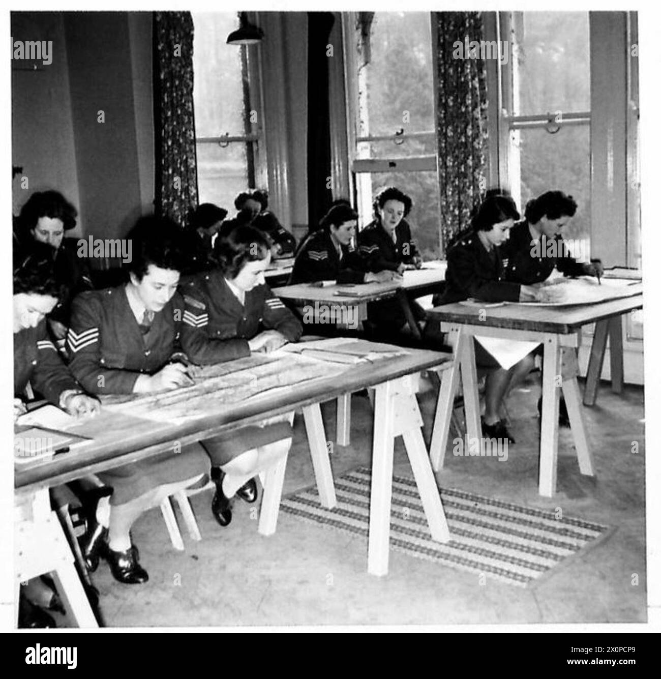 Fotografisches negativ eines Kartenlesekurses der britischen Armee, das Soldaten zeigt, die Navigations- und Karteninterpretationsfähigkeiten erlernen. Stockfoto