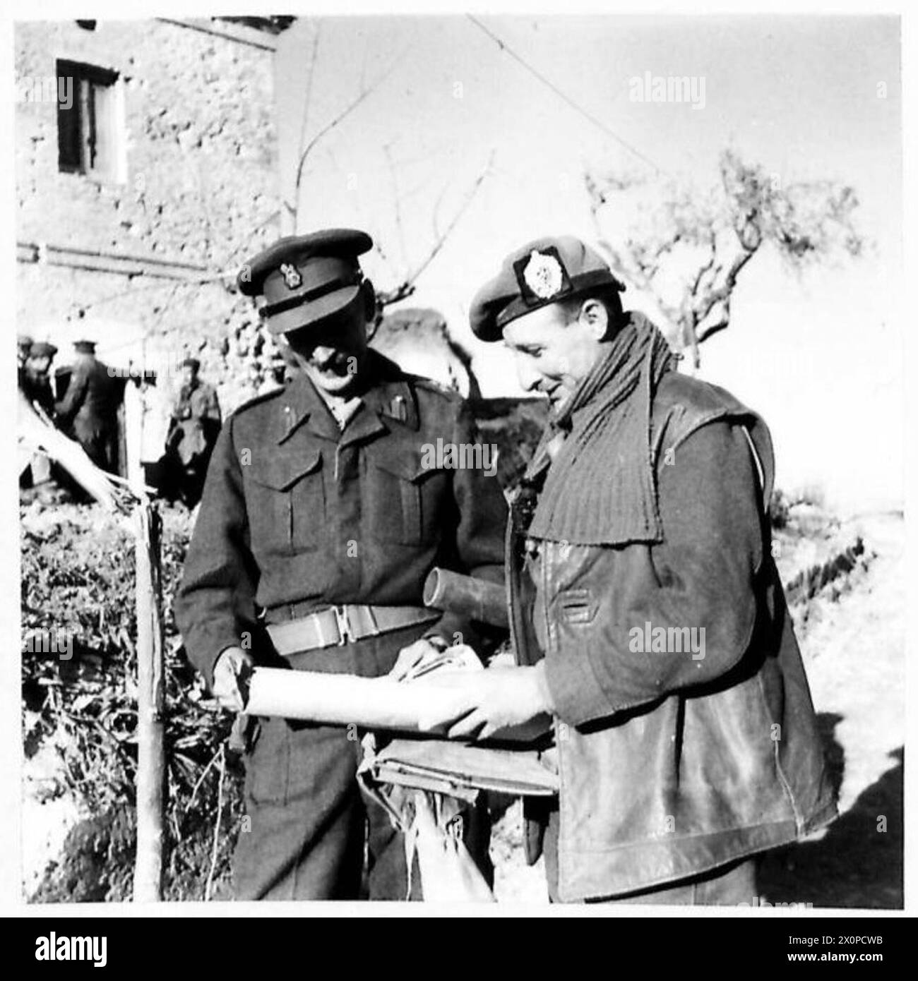 Brigadiers T.C. Gibson von der 3. Kanadischen Infanterie-Brigade und J. Scott-Elliott von der 17. Indischen Brigade studieren eine Luftkarte während der Planung mit der 8. Armee in Italien. Stockfoto