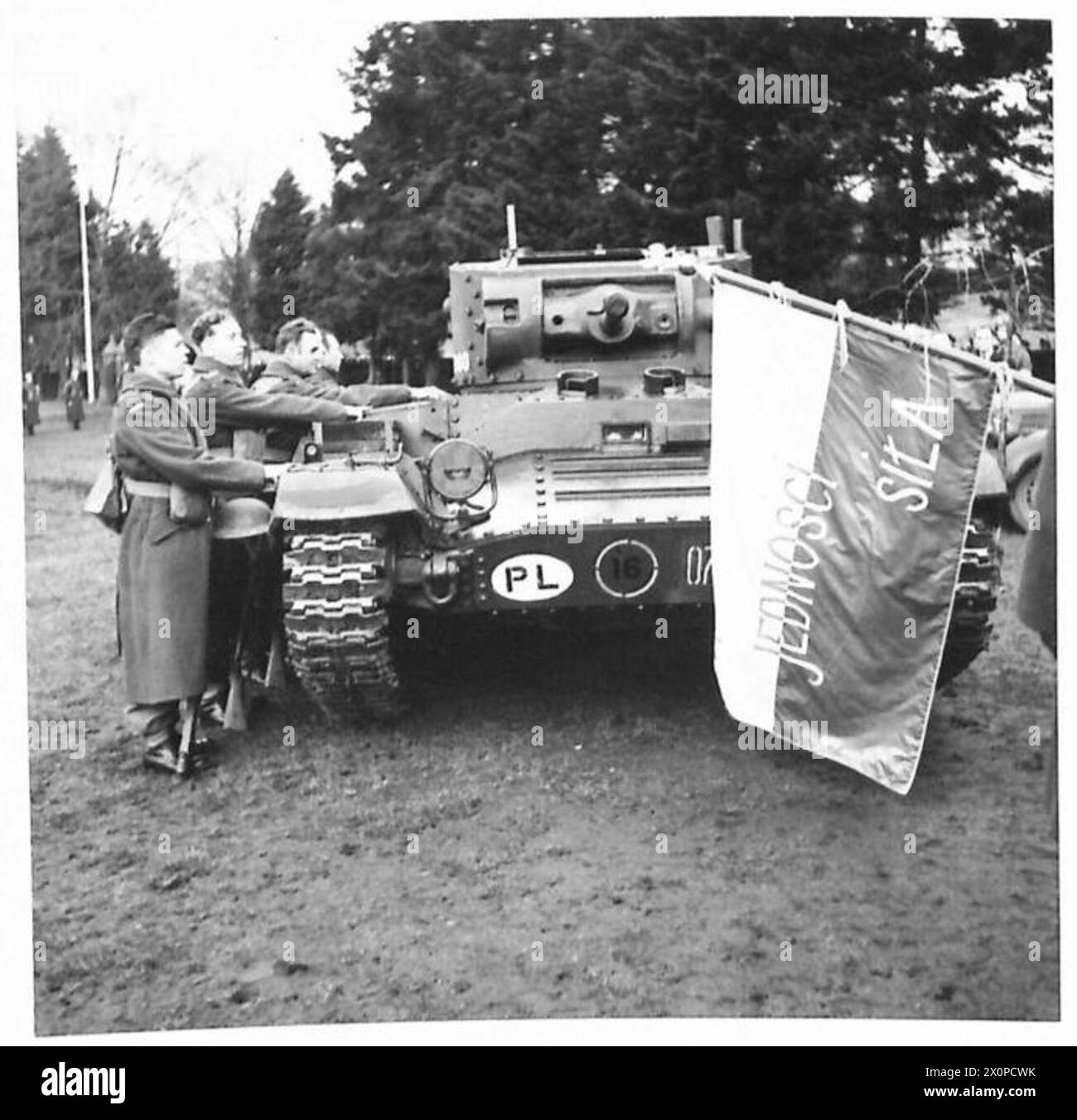 DIE POLNISCHE ARMEE IN GROSSBRITANNIEN, 1940-47 – polnische Freiwillige aus der brasilianischen Stadt Porto Alegre schwören (indem sie ihre ersten beiden Finger auf einen Valentinspanzer (T 1292860) in der polnischen Armee in Alyth legen. Sie sind Soldaten des 66. Bataillons, 16. Panzerbrigade (1. Polnisches Korps). Beachten Sie eine polnische Nationalflagge mit der Unterschrift „W jedności siła – Stärke in Einheit“, die von Freiwilligen mitgebracht wird. Es wurde ihnen von einer der polnischen Organisationen in Südamerika, polnische Streitkräfte im Westen, 1. Korps, polnische Streitkräfte im Westen, polnische Streitkräfte in der Schweiz präsentiert Stockfoto