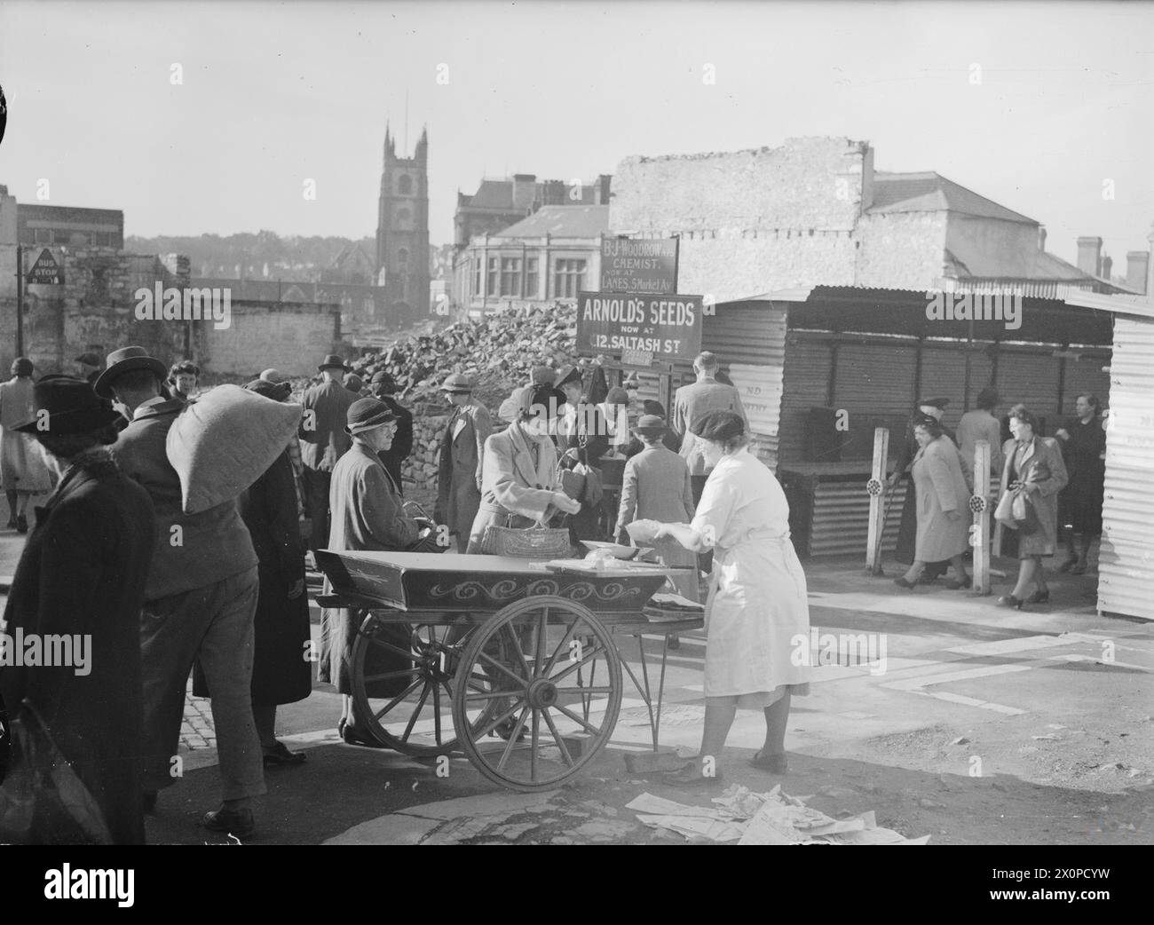 Die Einwohner von Plymouth, 1943, kaufen an provisorischen Ständen und Wellblechschuppen ein, nachdem Luftangriffe ursprüngliche Geschäfte zerstört hatten. Stockfoto