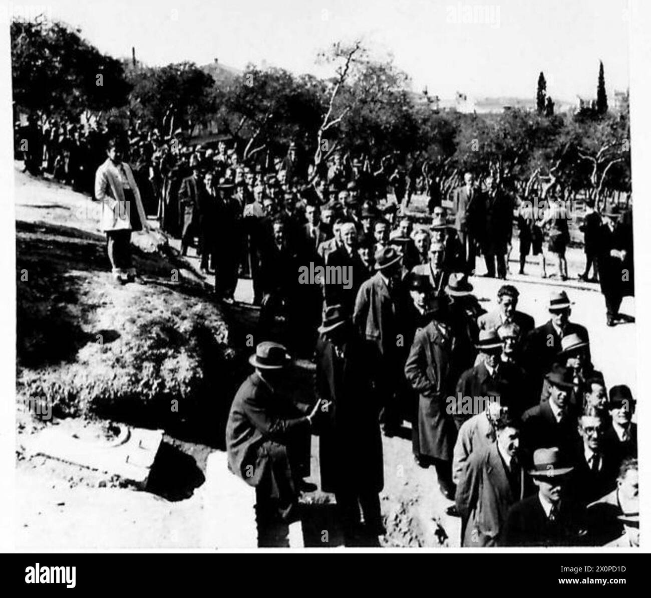 Bürger stehen in Athen an, um Wahllokale zu betreten und bei den Wahlen in Griechenland ihre Stimmen abzugeben. Fotografisches negativ der britischen Armee. Stockfoto Bürger stehen in Athen an, um Wahllokale zu betreten und bei den Wahlen in Griechenland ihre Stimmen abzugeben. Fotografisches negativ der britischen Armee. Stockfoto
