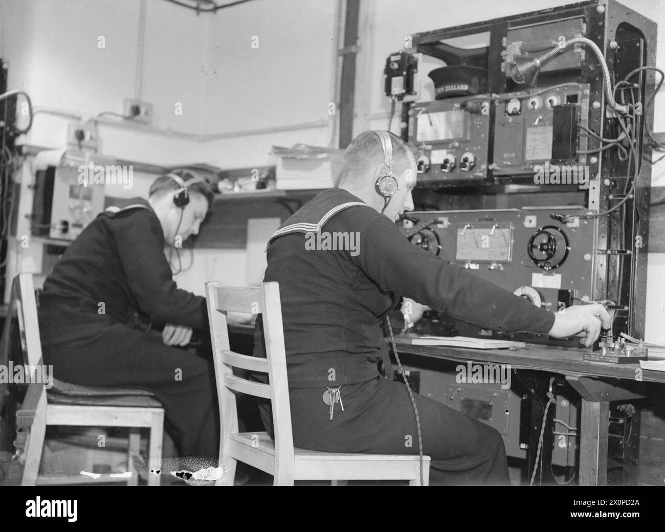 Der Wireless Room im Western Approaches Command, Derby House, Liverpool, ermöglicht das Senden und Empfangen von Signalen zu und von Schiffen im Atlantik, die im Juli 1941 von der Royal Navy, der Royal Naval Reserve, der Volunteer Reserve und der Wrens betrieben werden. Stockfoto