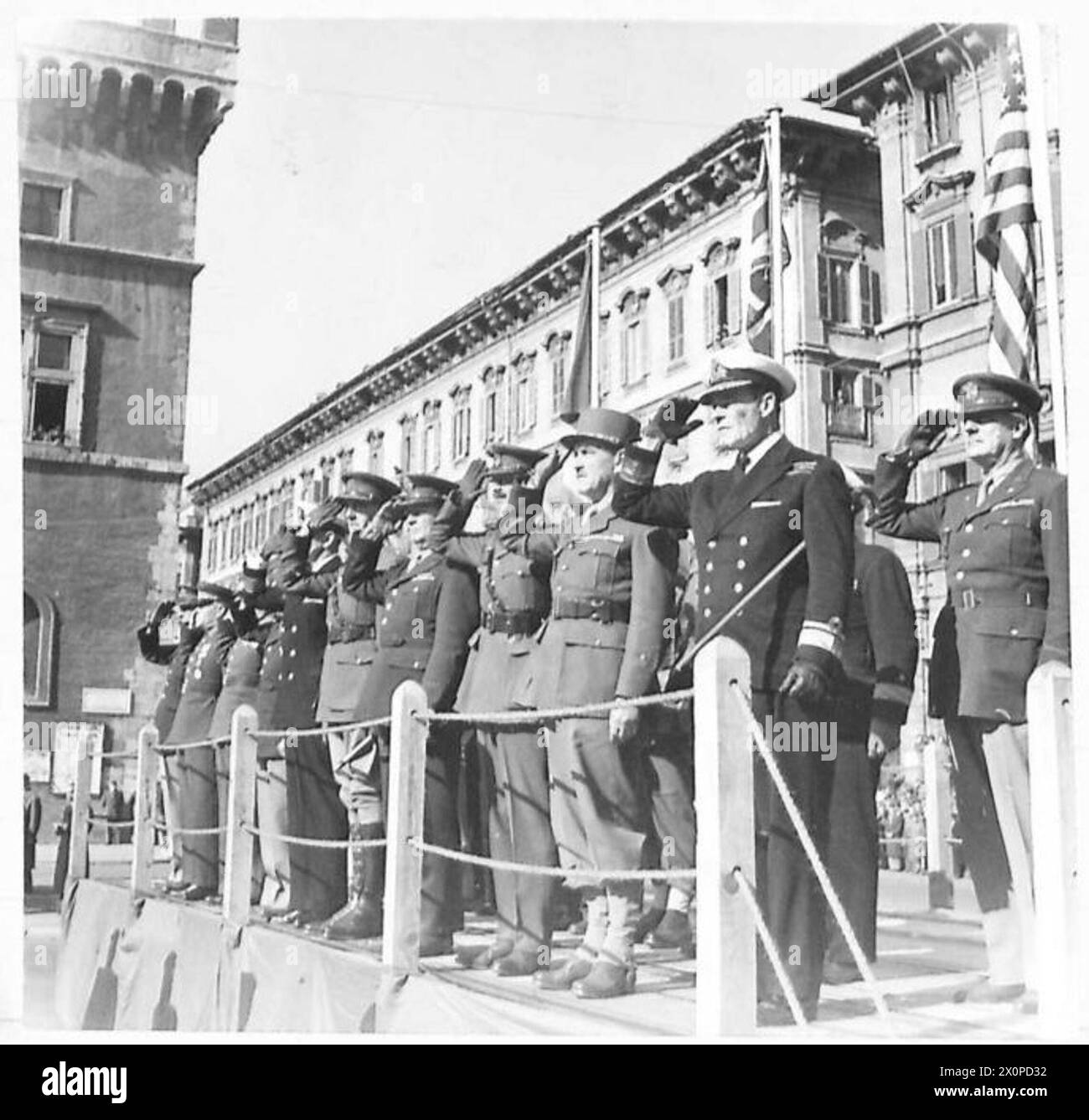 Alliierte Militärangehörige beobachten, wie alliierte Truppen an der Antrittsbasis während der Parade zum Roten Armeetag in Rom vorbeimarschieren. Fotografisches negativ, britische Armee. Stockfoto