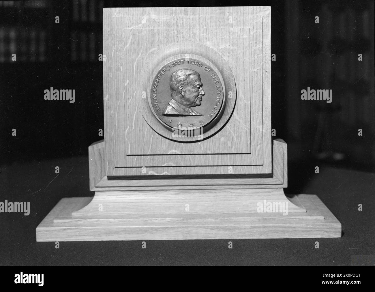 Die Rt. Ho. A. V. Alexander, erster Herr der Admiralität, überreicht dem Bürgermeister und der Corporation of Weston-Super-Mare eine berittene Tafel des Künstlers F. J. Kormis, nachdem er am 6. November 1943 die Ehrenfreiheit des Borough erhalten hatte. Stockfoto