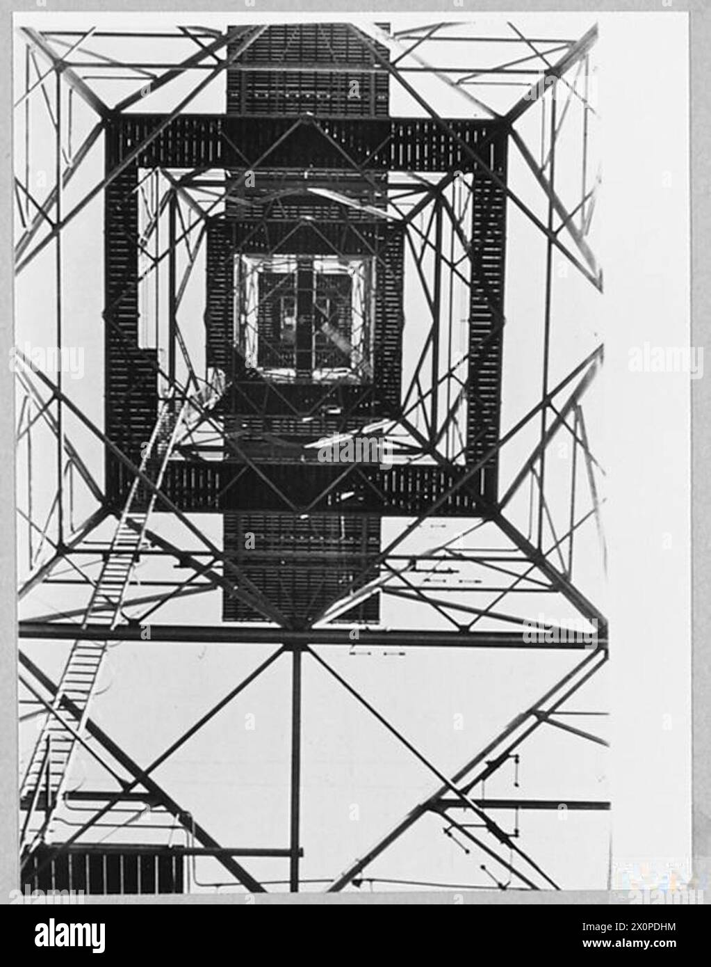 Ein Radar-Sendeturm in Großbritannien im Jahr 1945, Teil des Funkortungssystems zur Verbesserung der Luftverteidigungs- und Offensive-Fähigkeiten. Stockfoto