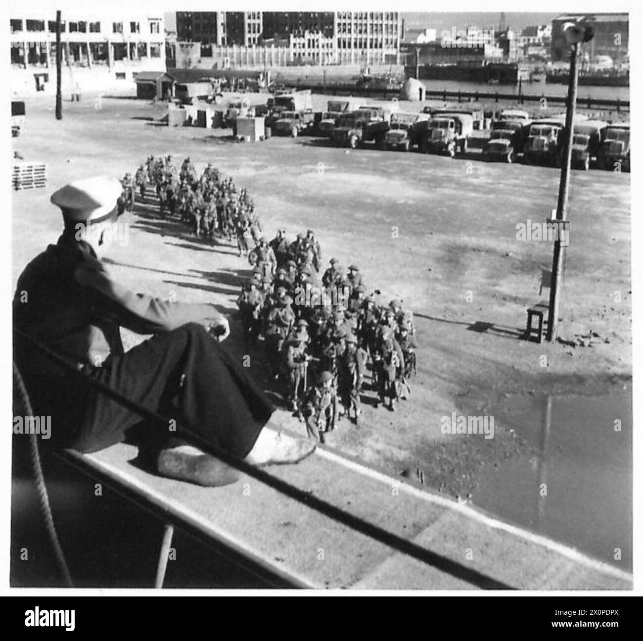 Männer der 1. Bataillon-Loyals marschieren über einen Kai, um sich auf die 'Derbyshire' zu begeben, während die Fünfte Armee Vorbereitungen für eine neue Landung der Alliierten in Italien vorbereitet. Stockfoto
