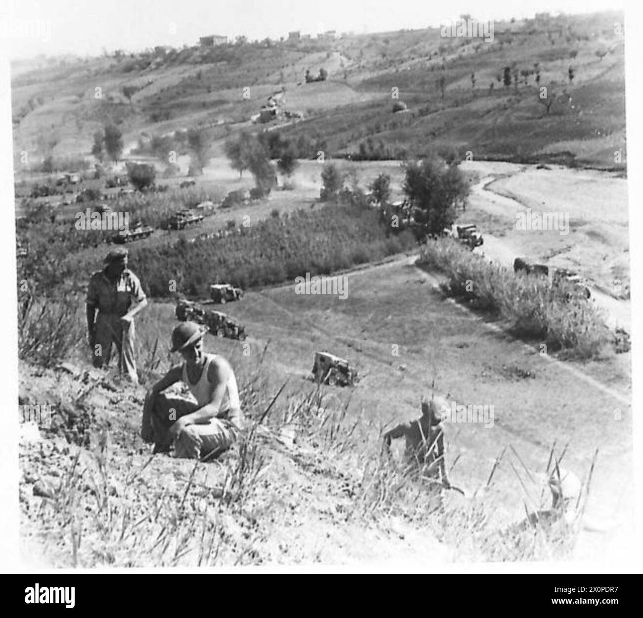 8. ARMEE: Infanteristen des Queen's Regiments von 2/5, die sich eingraben. Im Hintergrund befinden sich das ausgetrocknete Flussbett des Marano und ein Teil des Transports, der sich vor dem Durchbruch in die Lombardei-Ebene zusammenstaut. Fotografisches negativ, britische Armee Stockfoto