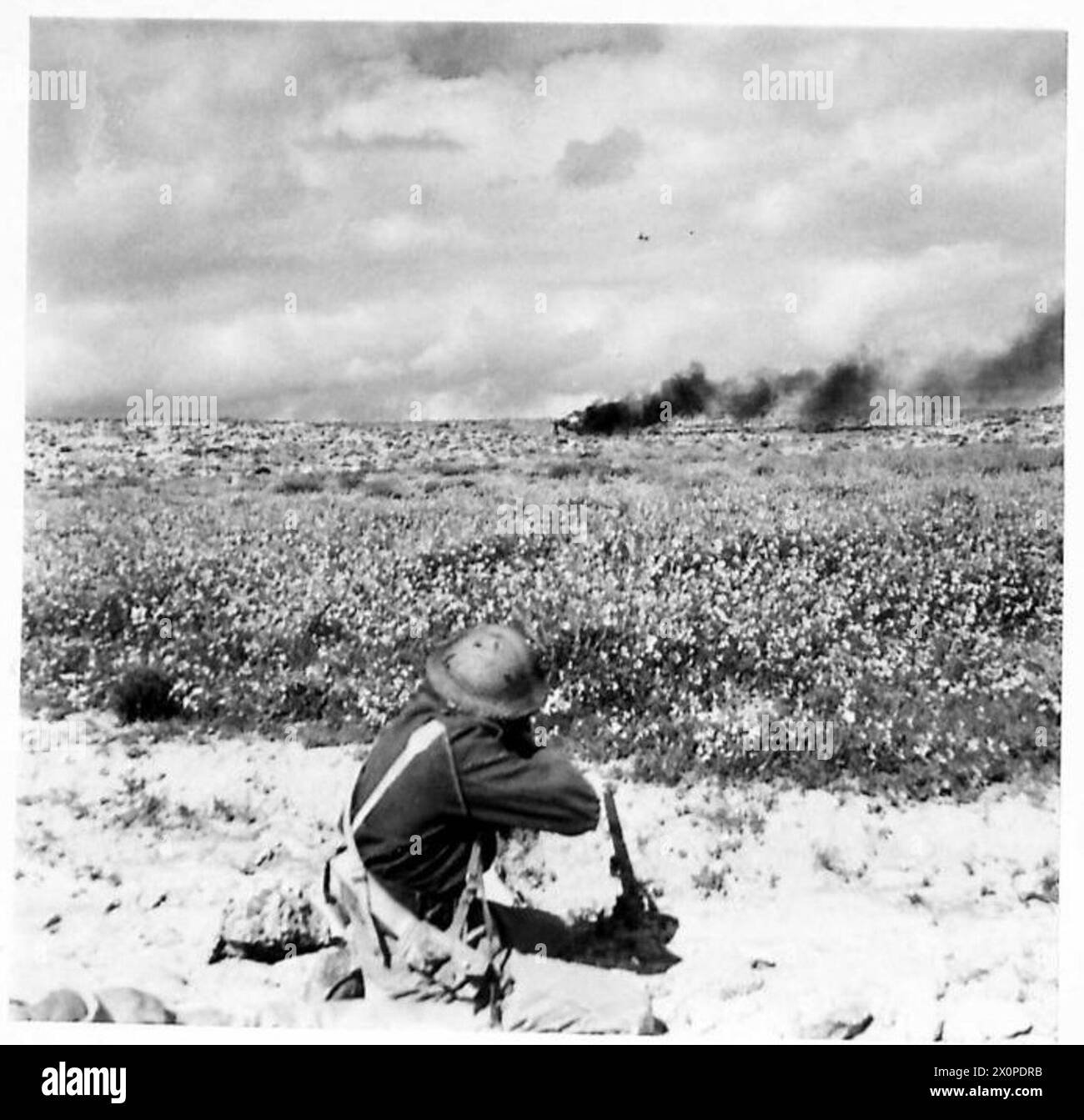 Ein britischer Infanterist feuert während eines Überfalls auf ein tief fliegendes feindliches Flugzeug aus einer Depression in der Westwüste. Stockfoto