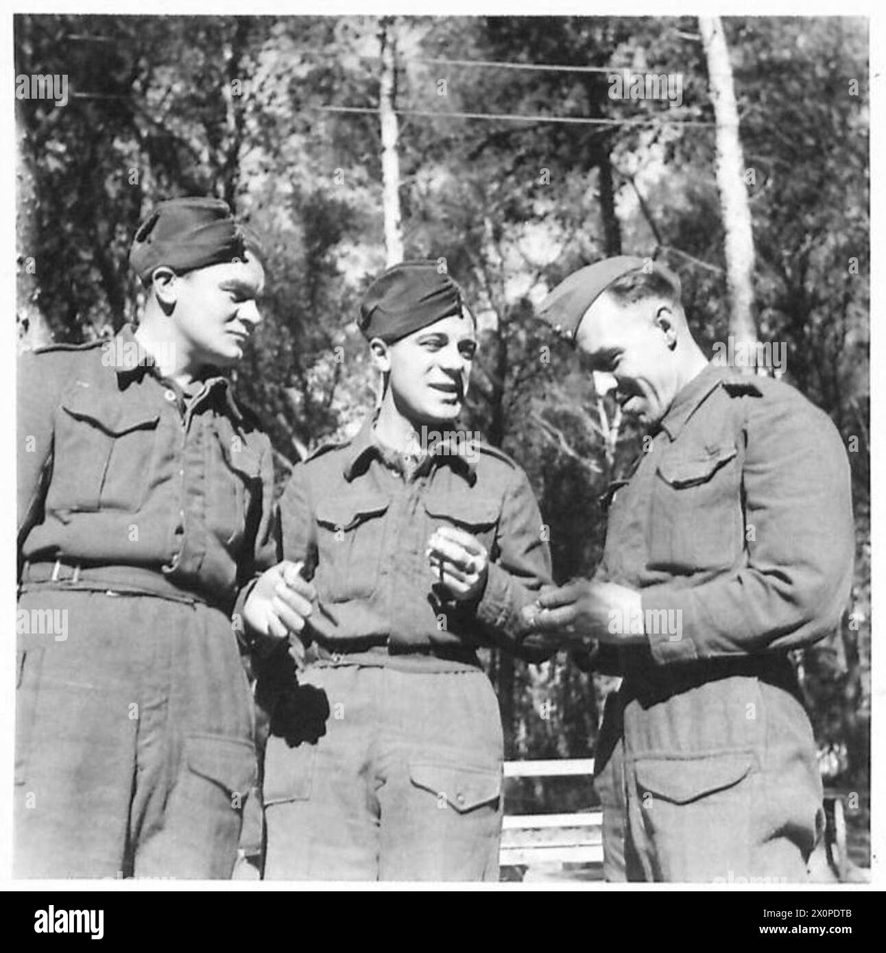 Der Spezialist Johnson, Branscombe, und der Privatkoch der Einheit "Forest Murmurs" übernehmen Beobachtungstätigkeiten in Nordafrika. Stockfoto