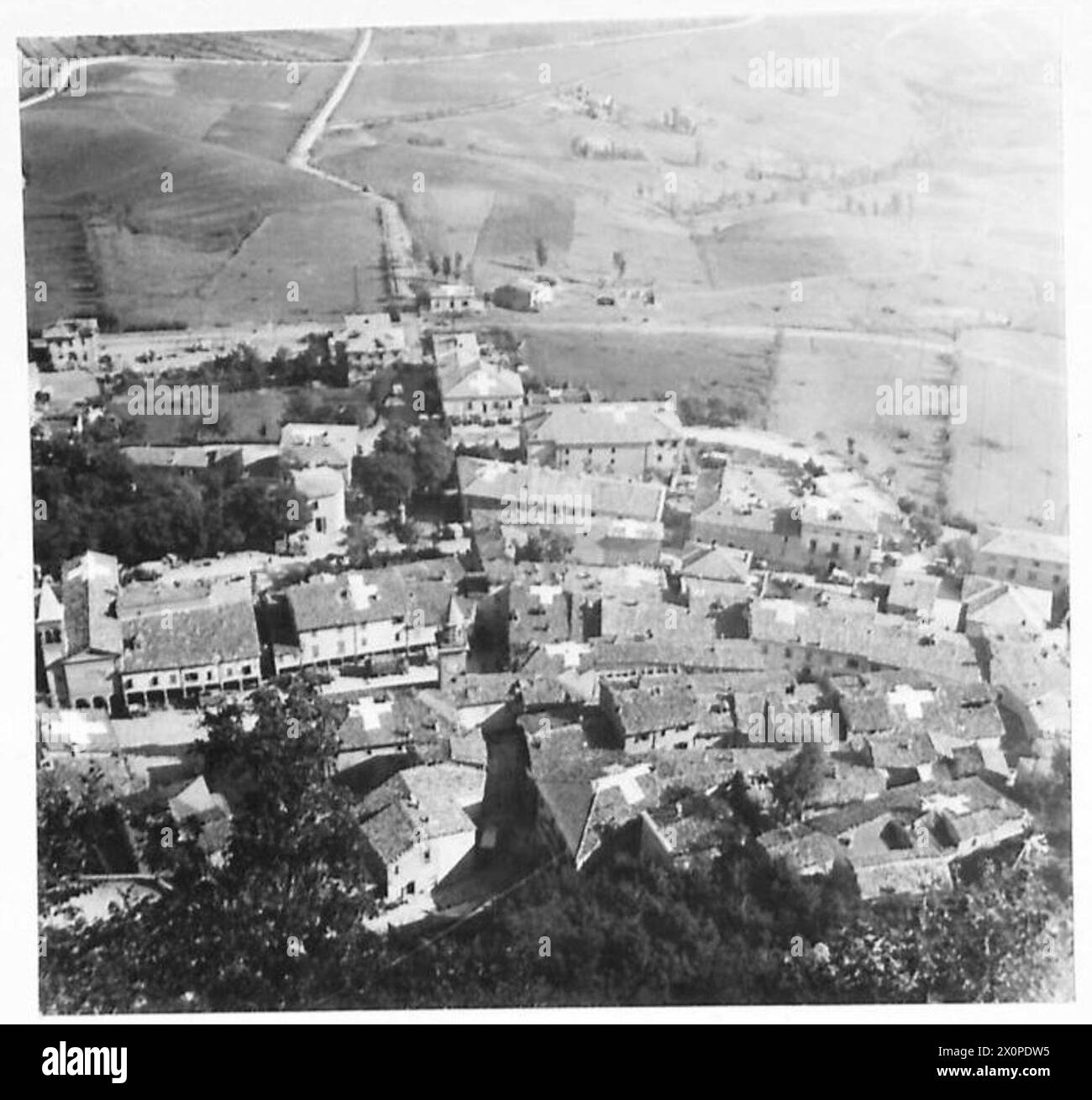 Borgo Maggiore Dorf unterhalb von San Marino, mit Gebäuden, die durch weiße Kreuze gekennzeichnet sind, die Neutralität während des Krieges anzeigen, wie von der achten Armee beobachtet. Fotografisches negativ, britische Armee. Stockfoto