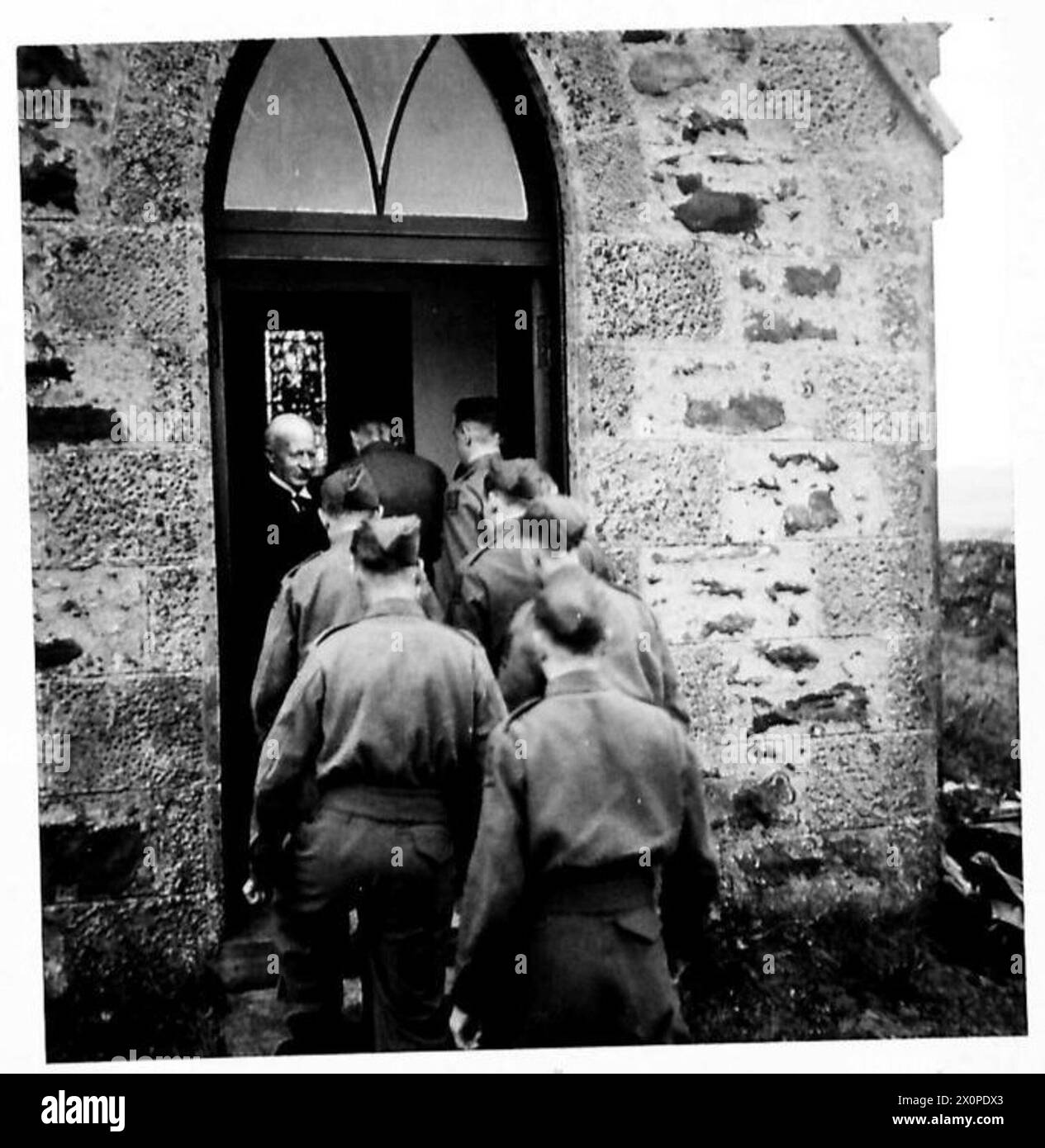 Flugabwehrschützen nehmen an den Gottesdiensten der Methodisten Kirche teil, die von Laienprediger Robert Wilson geleitet werden, und folgen traditionellen Bräuchen. Stockfoto