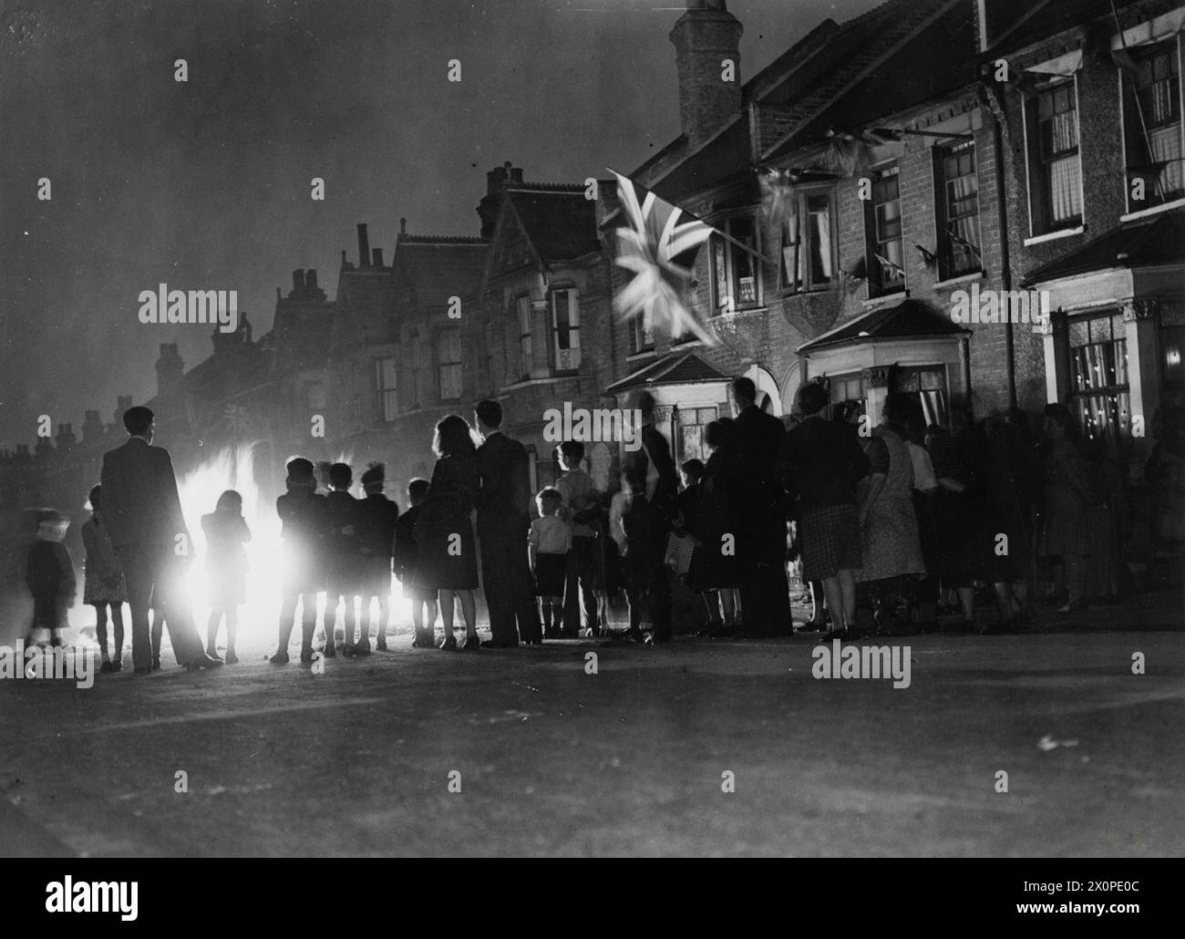 Am 8. Mai 1945 gab es in der VE Night in London große Lagerfeuer, darunter eines in West Croydon, das das Ende des Zweiten Weltkriegs in Europa feierte. Stockfoto