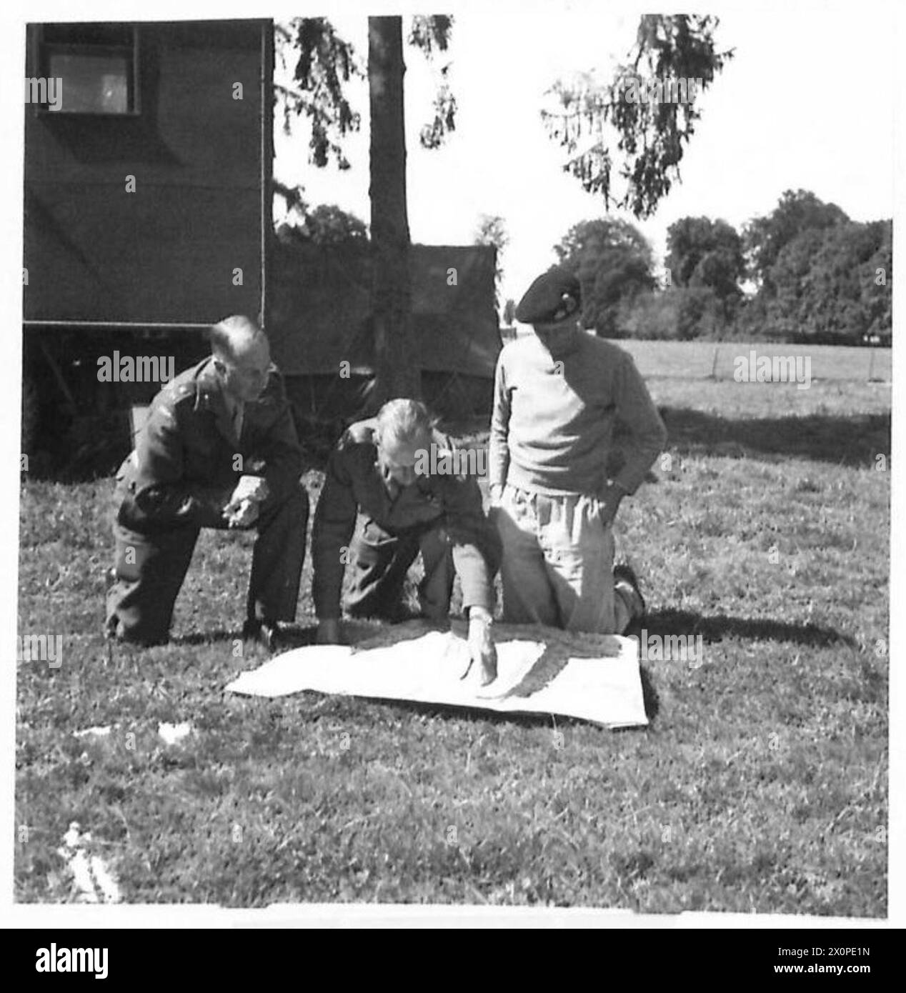 Feldmarschall Montgomery und zwei Kommandeure konsultieren eine Karte Nordfrankreichs während der Operationen über die seine, um die Planung und Koordination der alliierten Streitkräfte zu veranschaulichen. Stockfoto