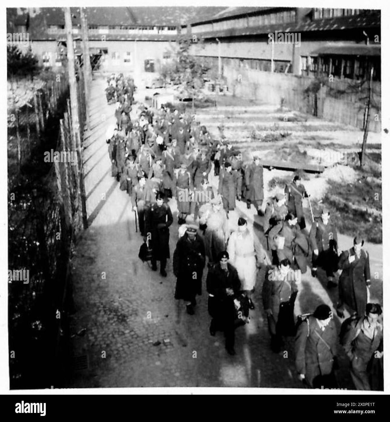 Britische Offiziere verlassen das Kriegsgefangenenlager Oflag 79 in Deutschland zur Rückführung. Stockfoto