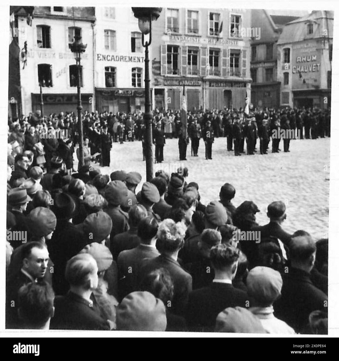 BÜRGERMEISTER VON BOULOGNE NIMMT AN SEINER ERSTEN ÖFFENTLICHEN ZEREMONIE TEIL. - Die Szene auf dem Marktplatz vor dem Rathaus von Boulogne, zeigt die Ehrenposition mit dem FFI-Fotonegativ, britische Armee, 21. Armeegruppe Stockfoto