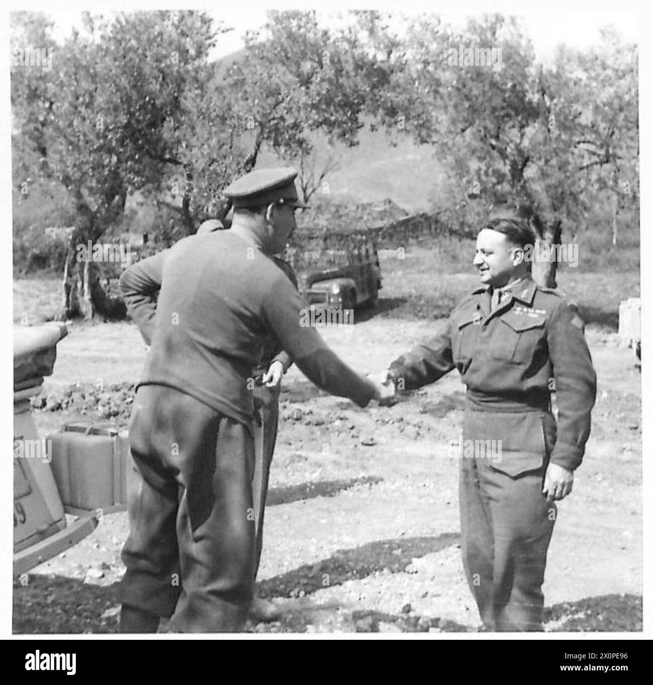 DIE BRITISCHE ARMEE IN NORDAFRIKA, SIZILIEN, ITALIEN, DEM BALKAN UND ÖSTERREICH 1942-1946 - LIEUT. General E.L.M. Burns, CBE.,MC.,GOC Canadian Corps, grüßt Lieut. General Sir Oliver Leese anlässlich seines Besuchs im kanadischen H.Q. Fotonegativ, British Army Stockfoto