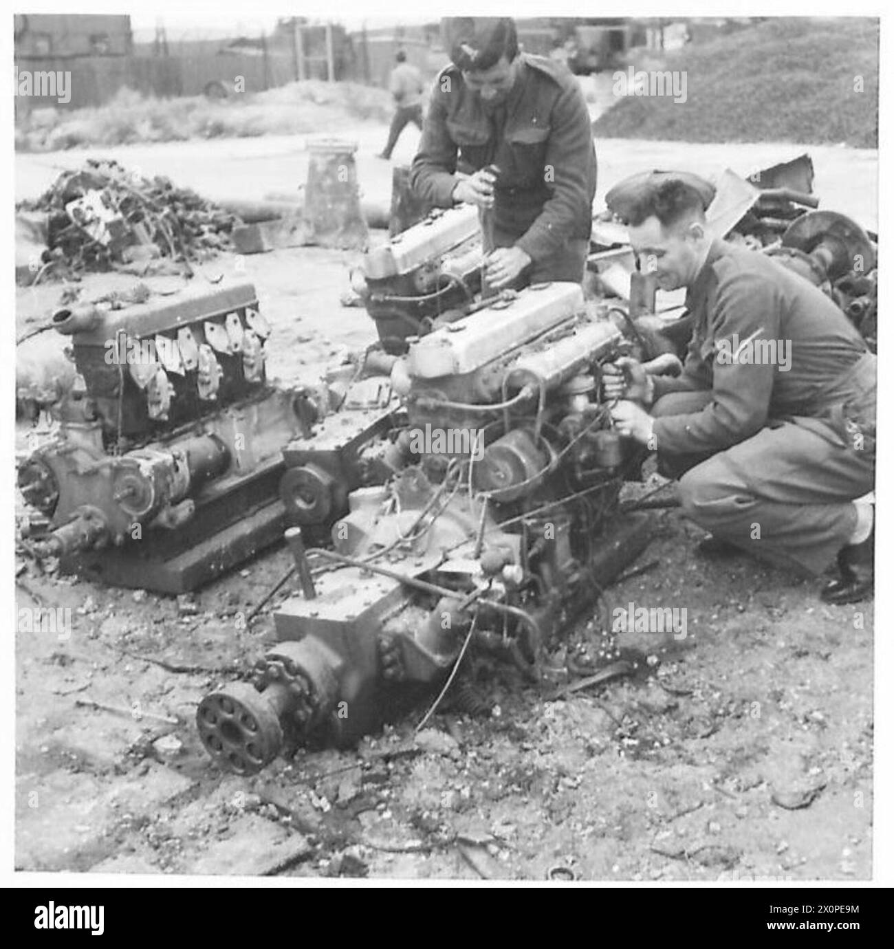 Soldaten arbeiten auf einer Bergungskippe, behandeln und sortieren Materialien für die Wiederverwendung. Ein fotografisches negativ dokumentiert die Aktivität. Stockfoto