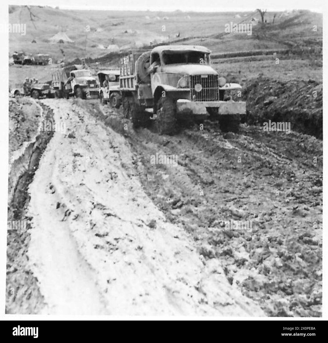 FÜNFTE ARMEE : TRANSPORT IM SCHLAMM - Transport mit Vorräten bewegt sich langsam durch den Schlamm. Fotografisches negativ, britische Armee Stockfoto