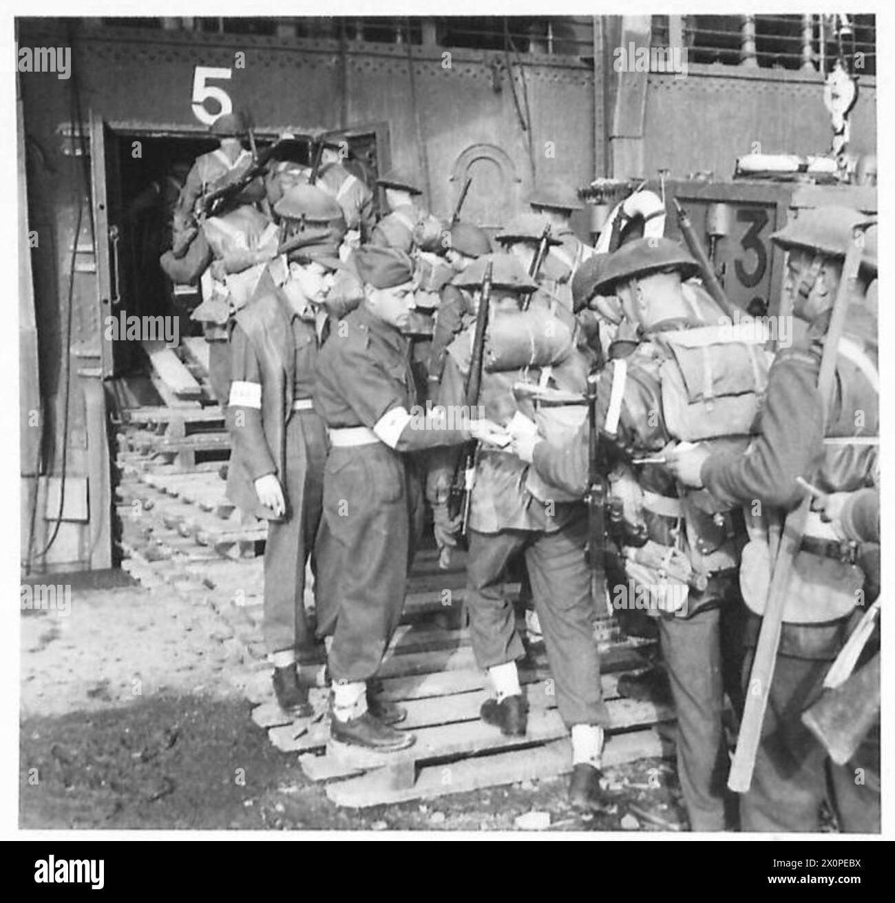 Die schottischen Wachmänner überreichen Einschiffungskarten in Italien während der Vorbereitungen für eine neue Landung der Alliierten durch die Fünfte Armee. Stockfoto