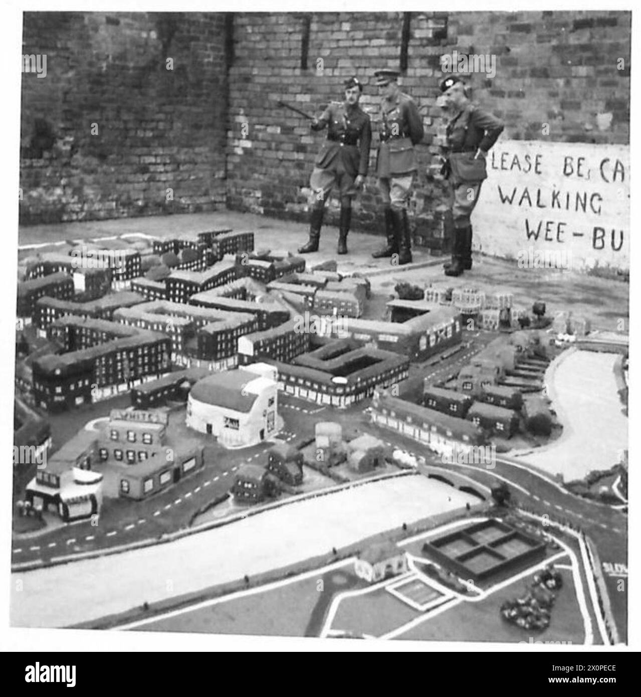 Major General Johnson inspiziert ein Modell von Glasgow, das von einem Feldwebel für die Ausbildung an der Home Guard Fighting School hergestellt wurde. Fotografisches negativ, britische Armee. Stockfoto