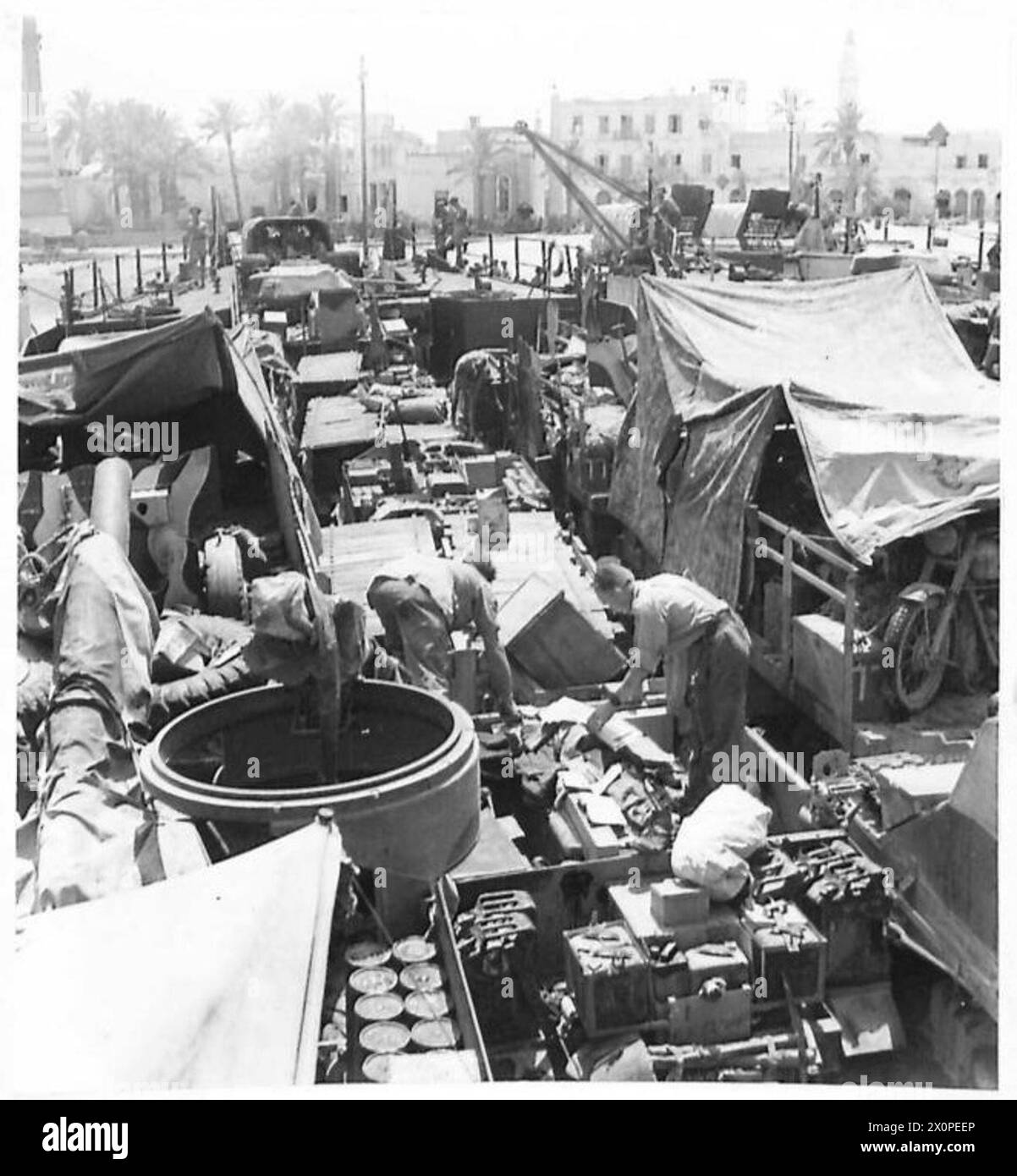 Invasionsboote werden für militärische Operationen in Tripolis zusammengestellt und verpackt. Stockfoto