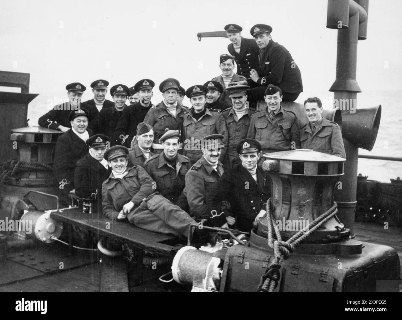 Lieutenant Edward G Malindine und Pressevertreter sind an Bord der LSI HMS Prince Leopold nach dem Combined Operations RAID auf Vaagso, Norwegen, am 27. Dezember 1941, bei dem es um den ersten alldienstlichen amphibischen Angriff der britischen Streitkräfte ging, der Unterricht für zukünftige Operationen einschließlich der Normandie gab. Stockfoto