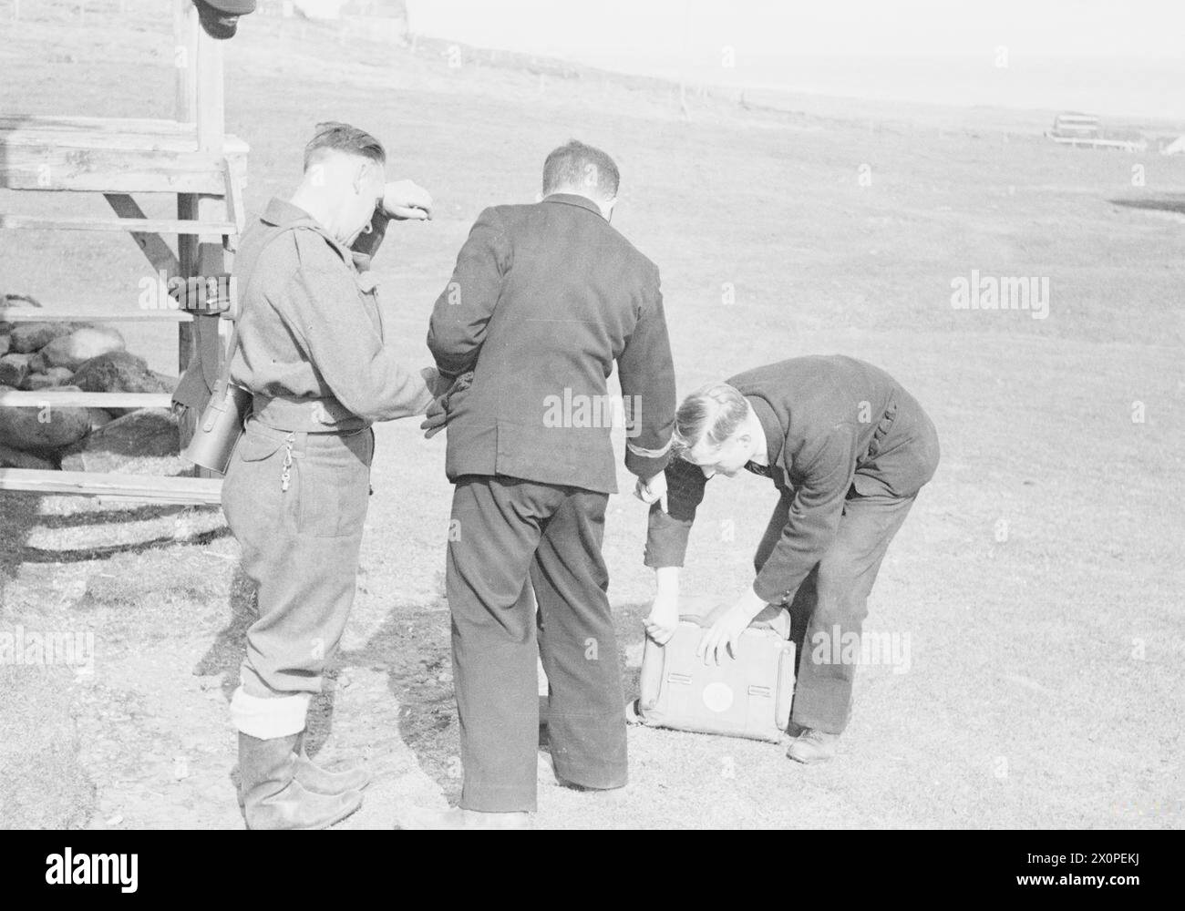 Im Mai 1941 patrouillierte die HMS Suffolk vor Island. Eine Landung besuchte einen isolierten Aussichtspunkt in der nordwestlichen Ecke, 40 Meilen von der nächsten Siedlung entfernt. Vier Seeleute überwachten feindliche Schiffe. Ein Seemann wurde wegen einer Fingerverletzung vom Lieutenant des Schiffschirurgen medizinisch versorgt. Stockfoto