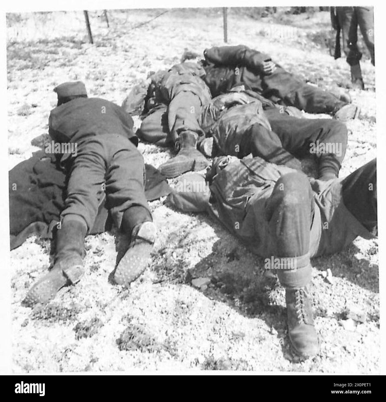 Bomben- und Granatfallschirmjäger liegen erschöpft am Boden der Cassino-Front während der Operationen der Fünften Armee. Stockfoto
